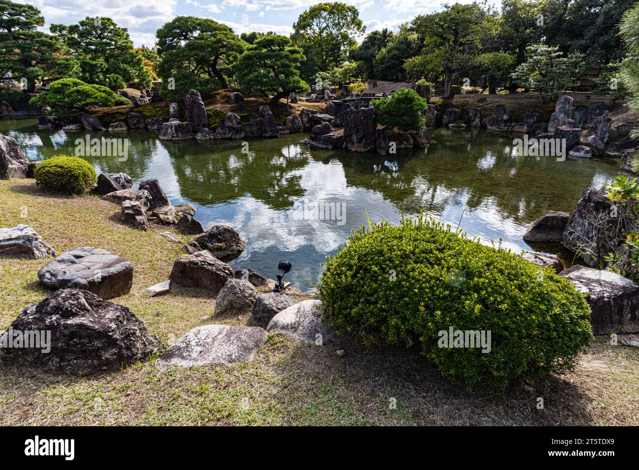 Si pensa che il Giardino Ninomaru del Castello di Nijo sia stato costruito tra il 1602 e il 1606, quando fu costruito il palazzo Ninomaru, il giardino subì un'ampia ristrutturazione Foto Stock