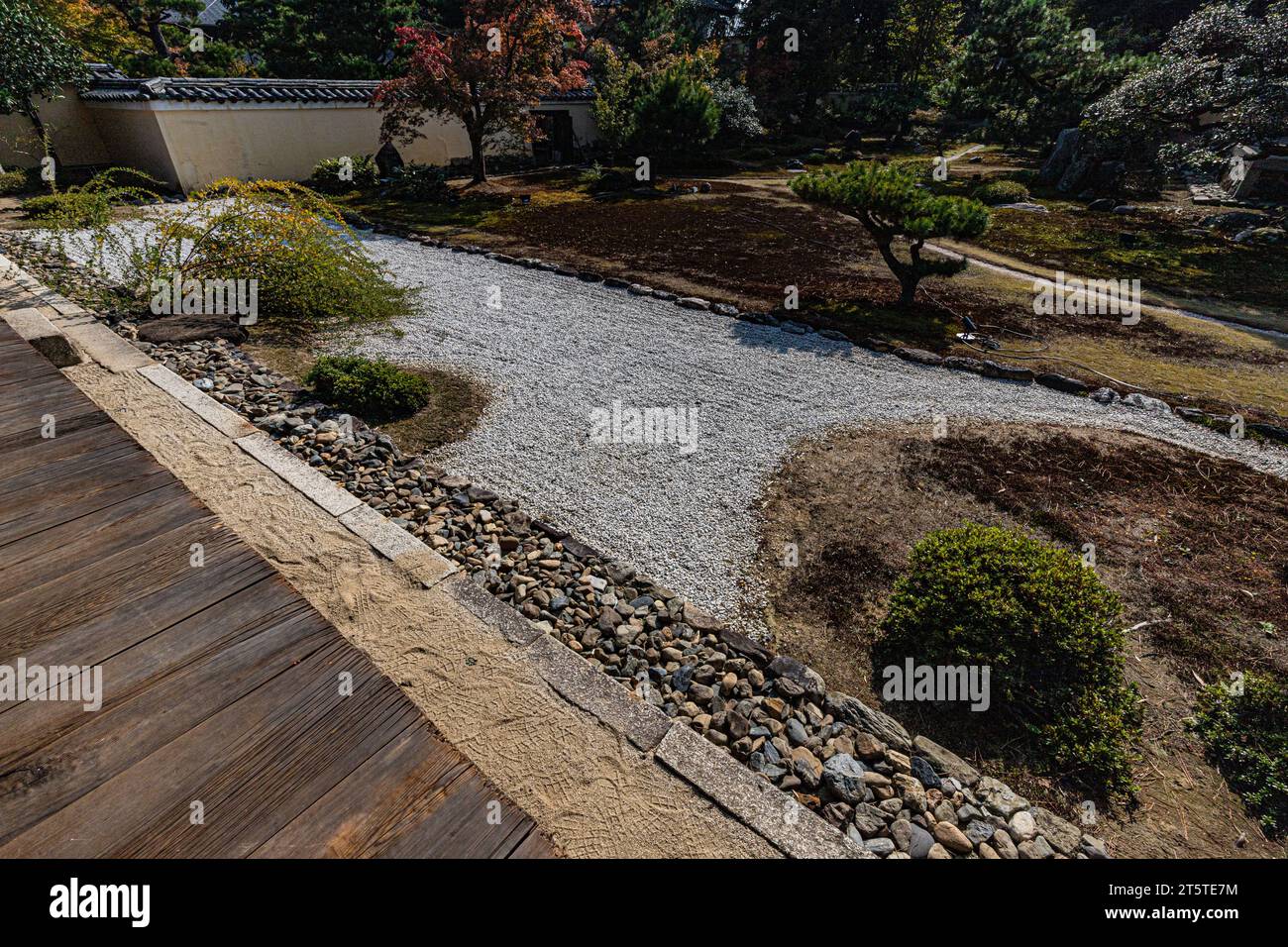 Il giardino del tempio di Rokuo-in è quello di shakkei che incorpora le montagne dietro il giardino nel design del giardino Foto Stock