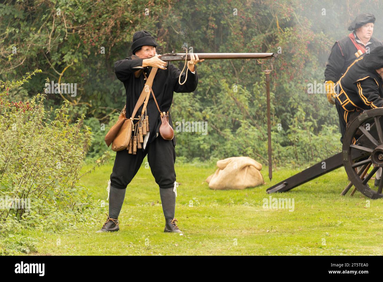 I moschettieri puntano il loro moschetto a pietra focaia all'assedio di Basing House, rievocazione della guerra civile inglese. English Civil War Society 16.09.23, Basingstoke Foto Stock