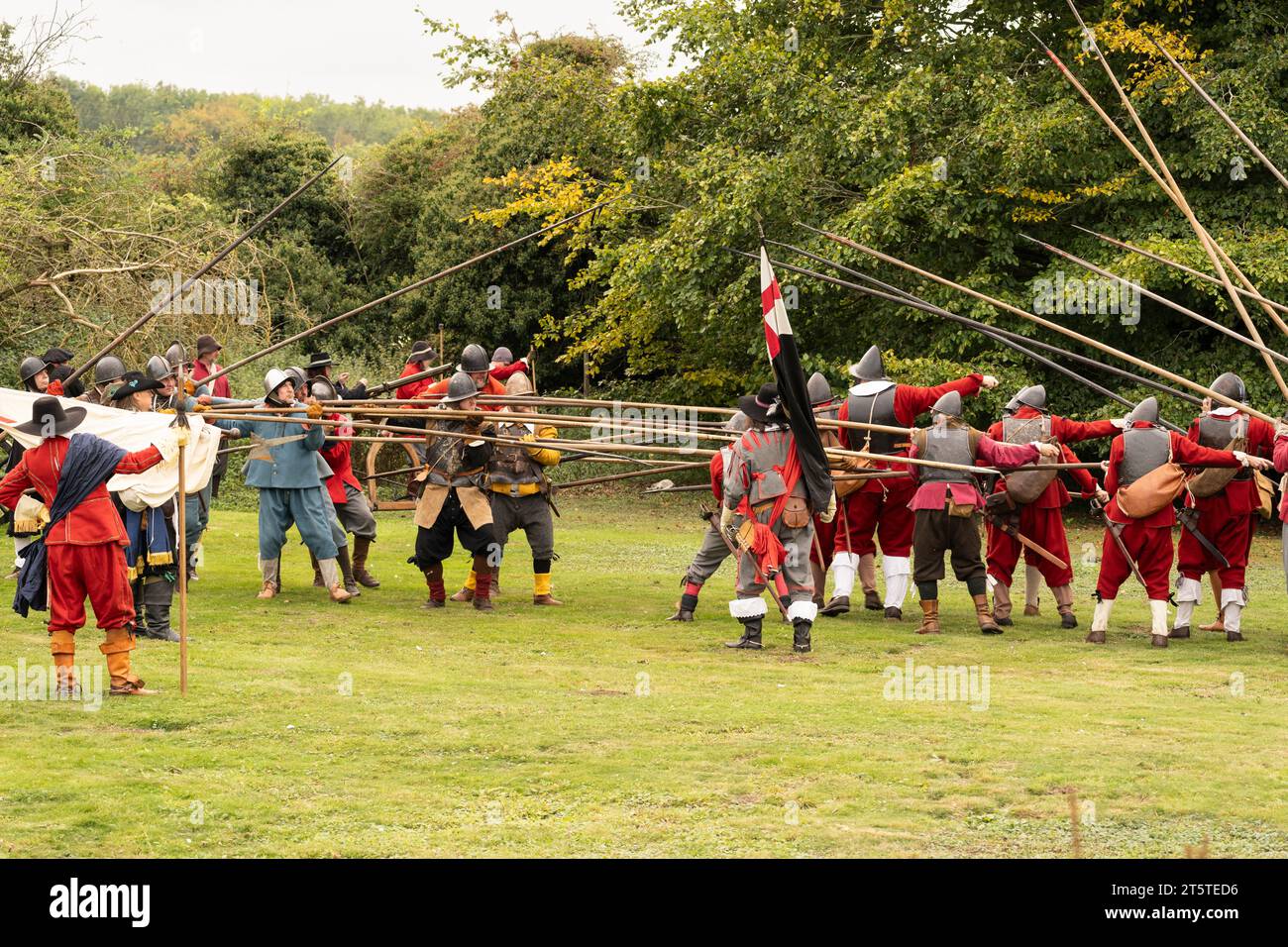 Colonne di picchieri realisti e parlamentari contrapposti che si incontrano all'assedio di BASing House, ricostruzione della guerra civile inglese, 16.09.23 Basingstoke Foto Stock