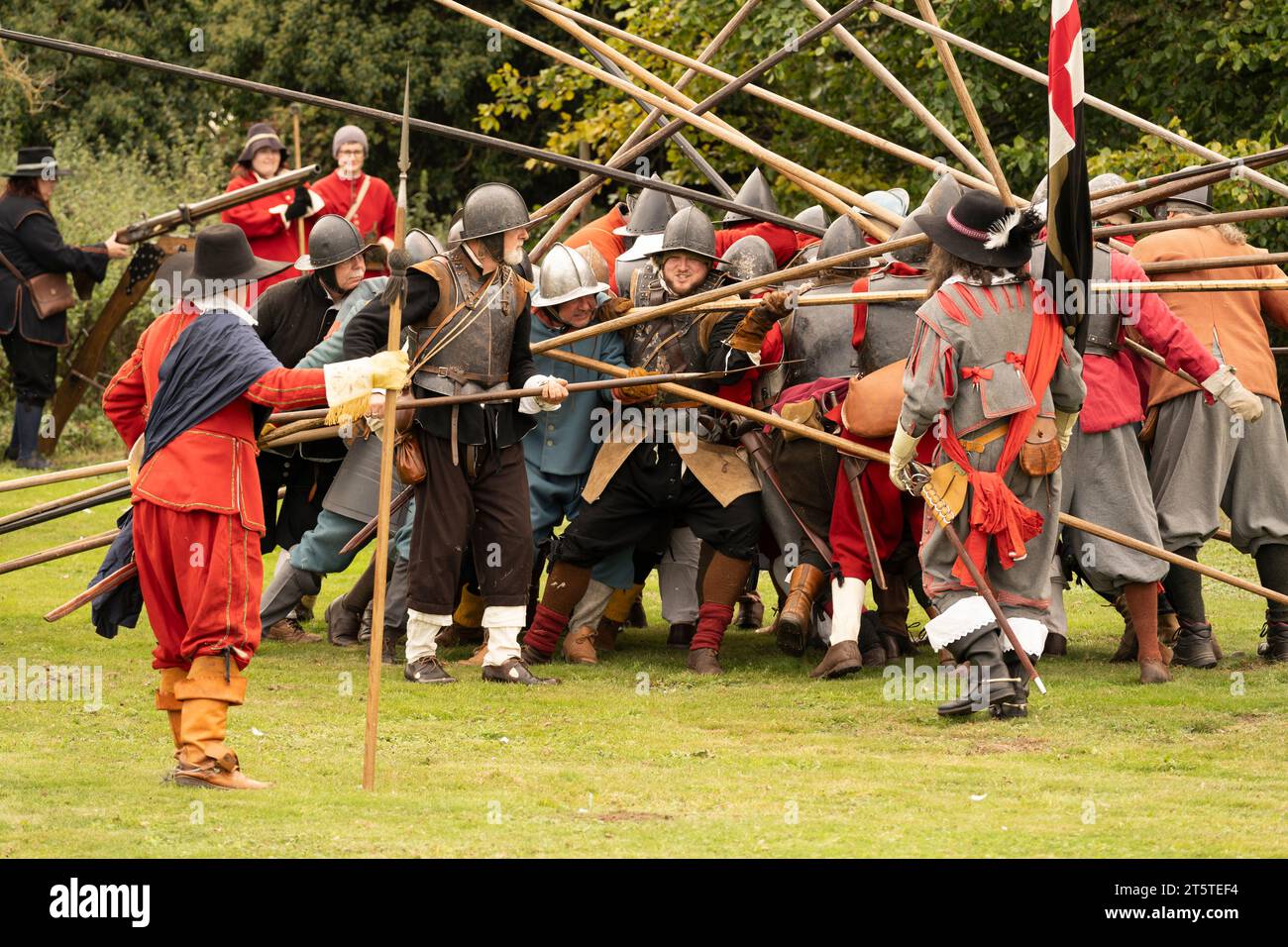 Spinta della picca nel punto in cui due colonne opposte di picchieri si incontrano e si bloccano in posizione. Ricostruzione della guerra civile inglese, assedio di Basing House 16.09.23 Foto Stock