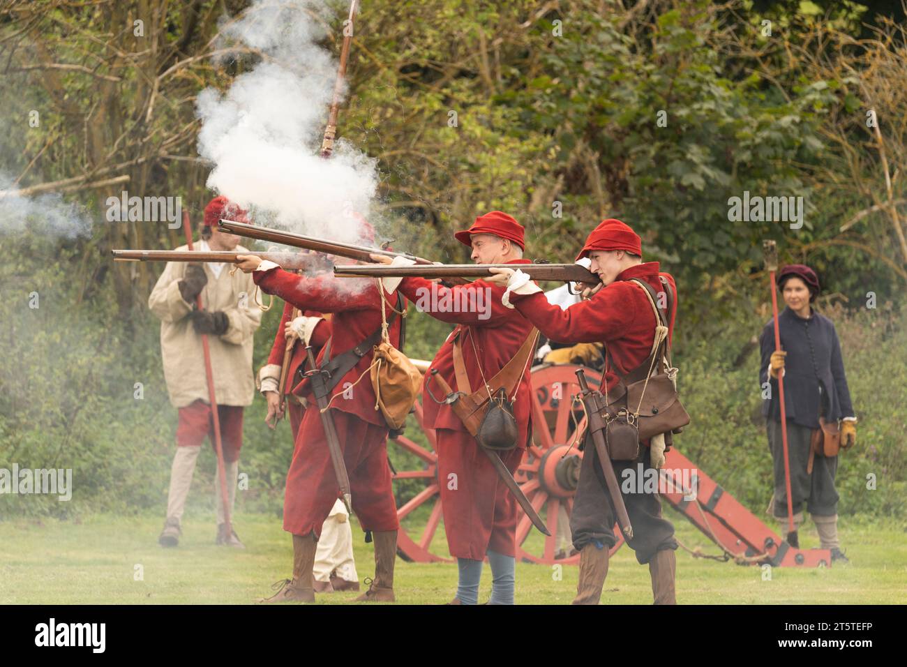 Fucilazione dei moschettieri - rievocazione storica dell'assedio di BASing House, guerra civile inglese da parte della English Civil War Society 16.09.23, Basingstoke Foto Stock