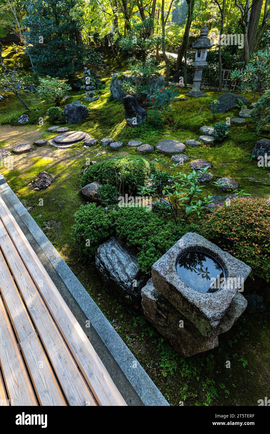 Shogaku-an - il giardino principale Haimen si affaccia sulla sala principale, è un giardino asciutto con pietre e lanterne di pietra disposte nel muschio. SH Foto Stock