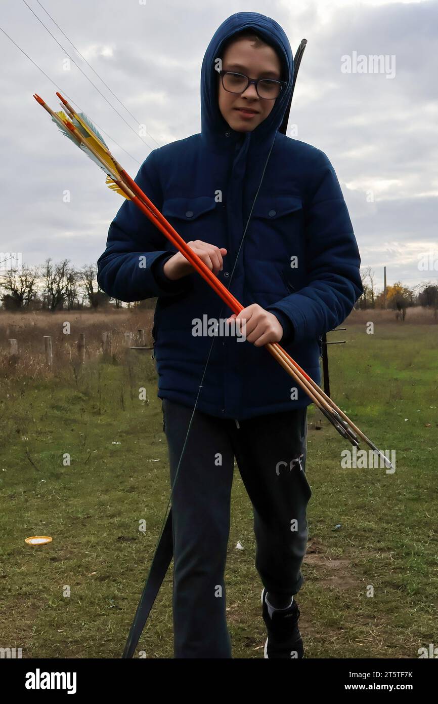 Zaporizhzhia, Ucraina. 5 novembre 2023. Un giovane ragazzo ha visto praticare il tiro con l'arco nel club di tiro con l'arco dei cosacchi "Bayda". La guerra tra Israele e Gaza sta "togliendo l'attenzione” dal conflitto in Ucraina, ha ammesso il presidente del paese Volodymyr Zelensky. E ha negato che i combattimenti in Ucraina avessero raggiunto uno stallo, nonostante una recente valutazione in tal senso da parte del generale militare più importante del paese. La controffensiva dell'Ucraina nel sud ha finora fatto pochi progressi. Credito: SOPA Images Limited/Alamy Live News Foto Stock