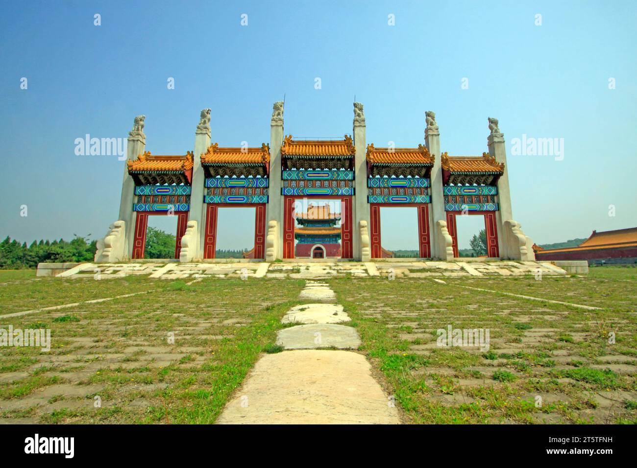 Città di Zunhua - 23 maggio: Architettura paesaggistica della porta del drago e della fenice nelle Tombe reali orientali della dinastia Qing, 23 maggio 2015, città di zunhua, hebei provi Foto Stock