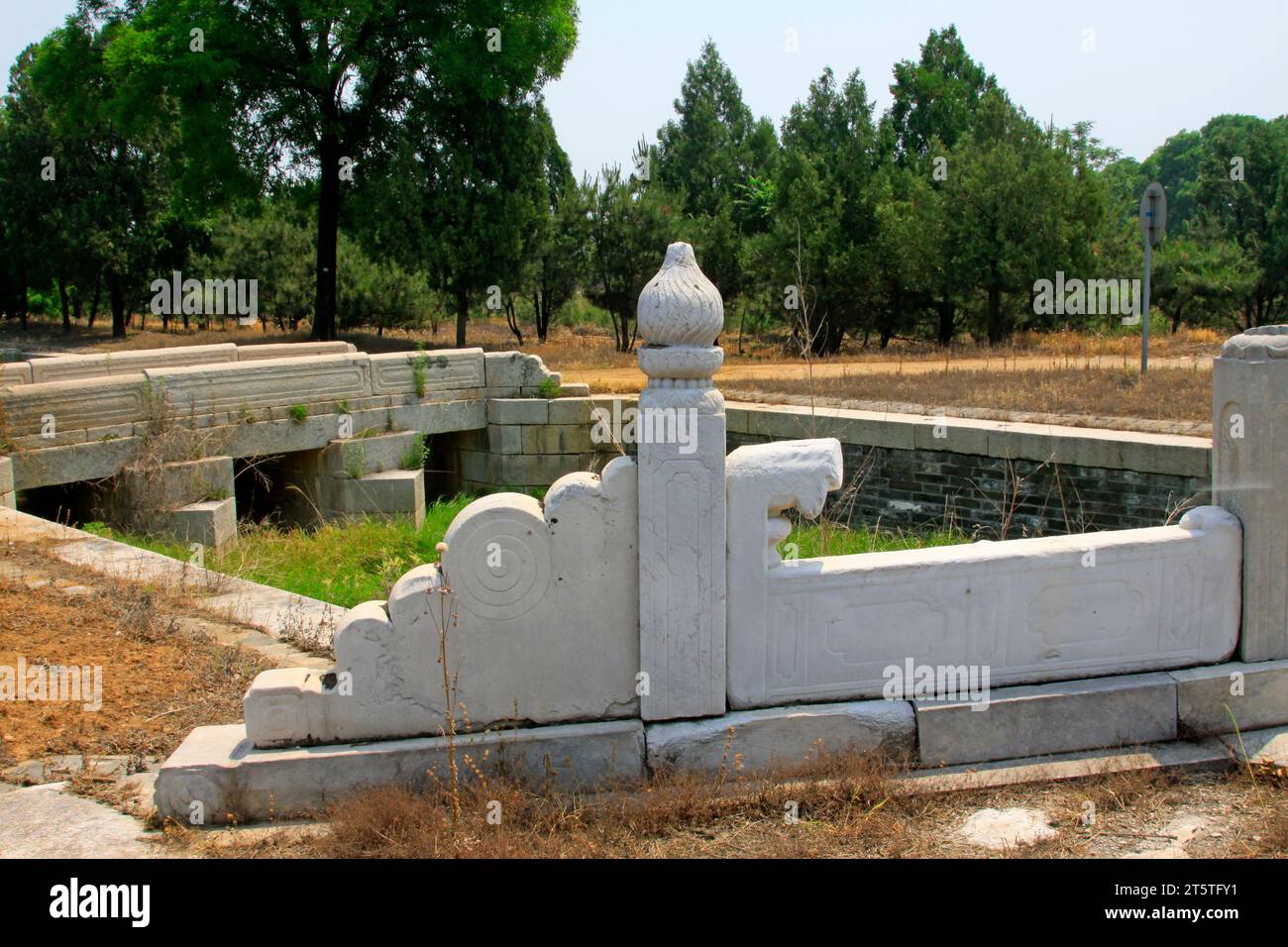 Ponte di pietra rotto nelle tombe reali orientali della dinastia Qing, primo piano della foto Foto Stock