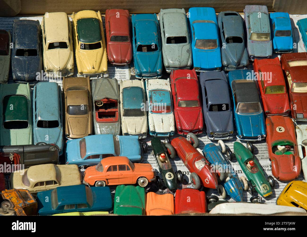 Auto giocattolo d'epoca in vendita in un mercato delle pulci di Cahors, Francia Foto Stock
