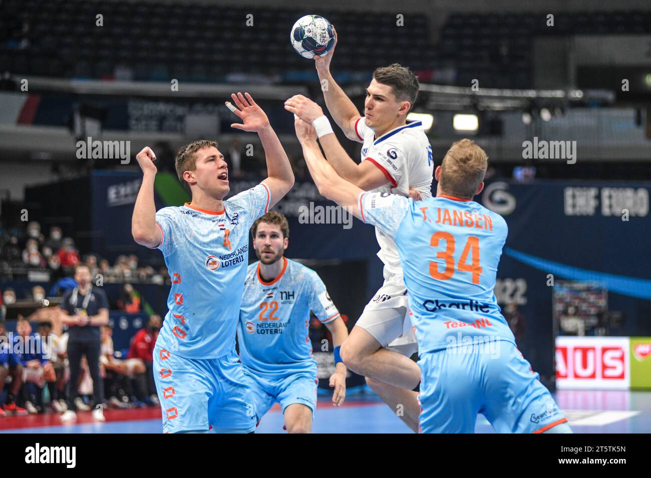 Aymeric Minne (Francia) contro i Paesi Bassi. EHF Euro 2022. Round principale. Foto Stock