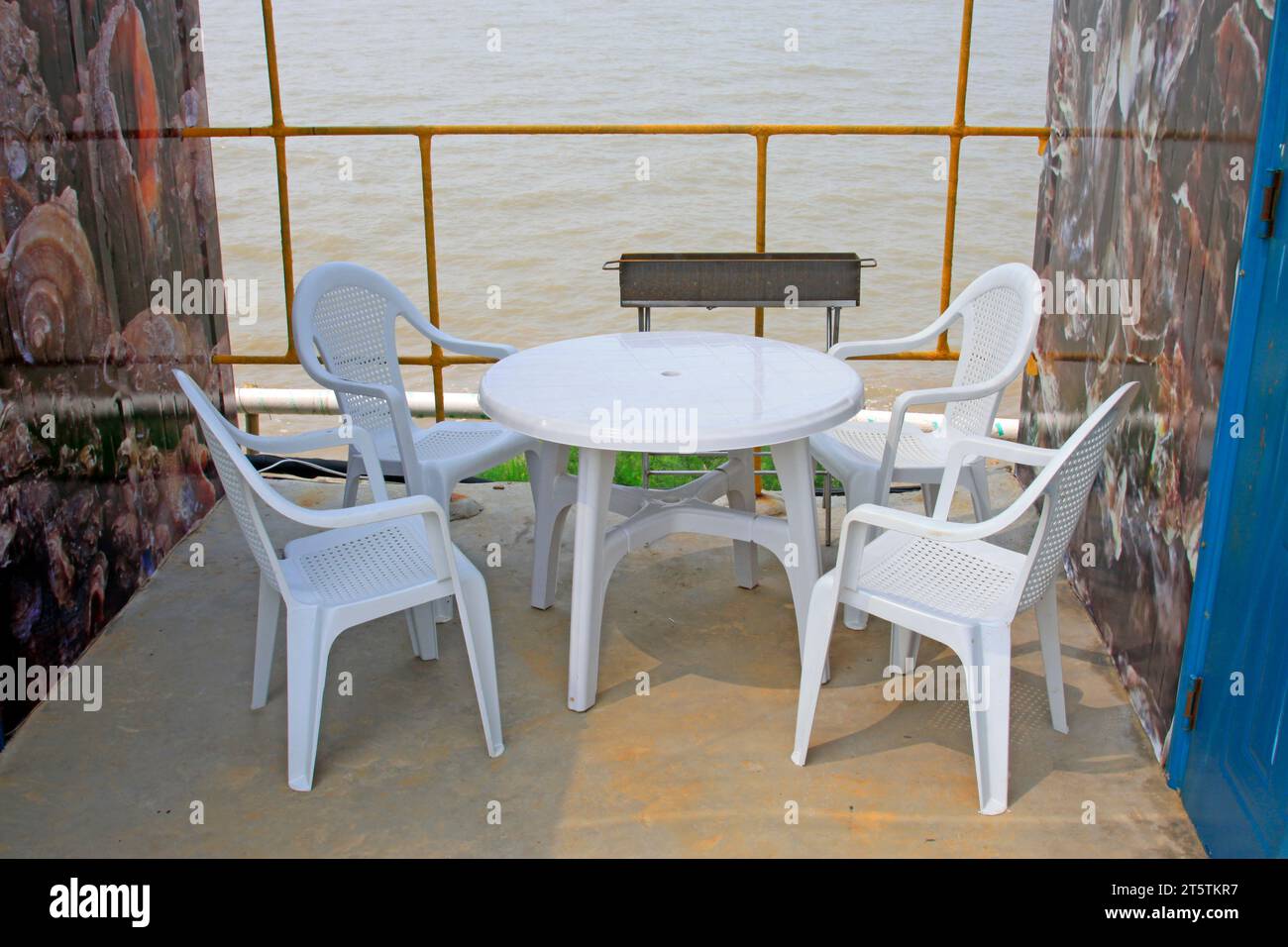 Tavoli e sedie di plastica bianca Foto Stock