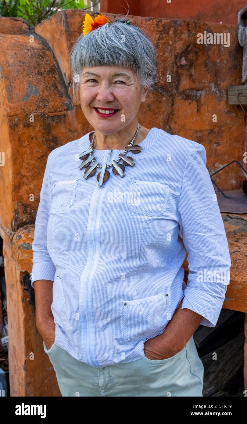 Una sorridente felice 68enne australiana cinese italiana eurasiatica Foto Stock