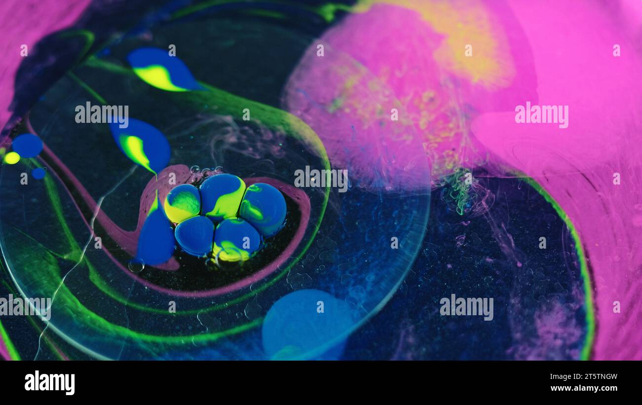 Goccia di vernice spruzzo d'acqua miscela di olio neon Foto Stock