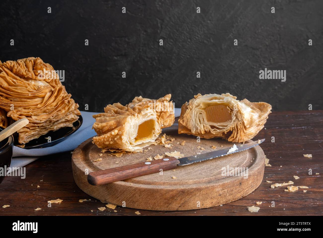 Dolce argentino chiamato pastelito, è tagliato a metà e si può vedere il ripieno di patate dolci. Foto Stock
