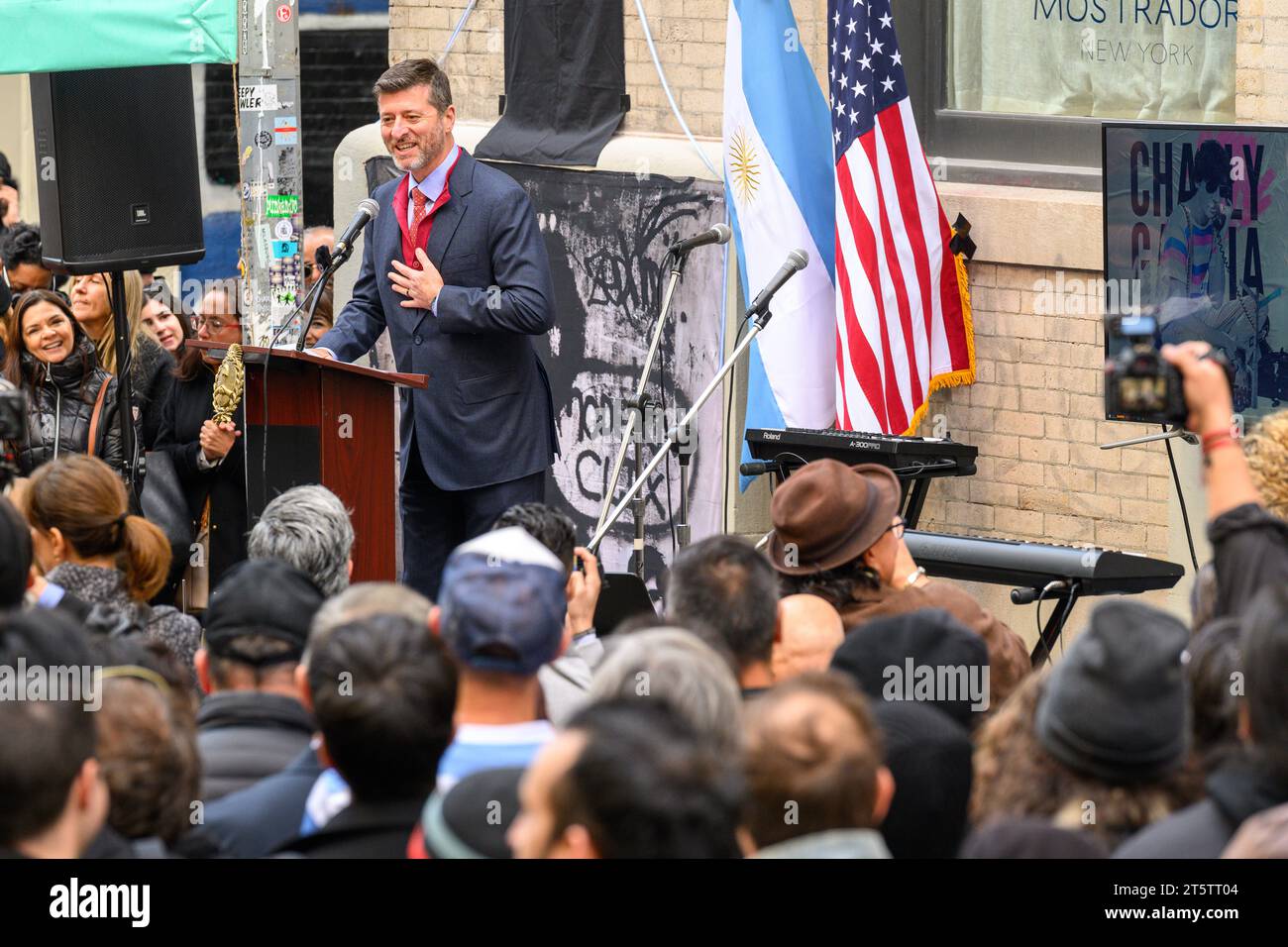 New York, USA. 6 novembre 2023. Il Commissario per gli affari internazionali di New York Edward Mermelstein si rivolge alla cerimonia di inaugurazione del Charly García Corner, onorando il musicista argentino che gli dà il nome all'incrocio tra Walker Street e Cortland Alley nel quartiere Tribeca di Manhattan. Garcia, una delle figure di spicco del rock latinoamericano, ha pubblicato il suo album “Clics Modernos” 40 anni fa oggi, con una foto di copertina di Garcia nello stesso angolo. Crediti: Enrique Shore/Alamy Live News Foto Stock