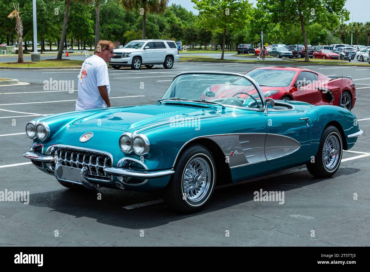 Un uomo ispeziona un'antica vettura sportiva decappottabile Chevrolet Corvette blu a Myrtle Beach, South Carolina, USA. Foto Stock