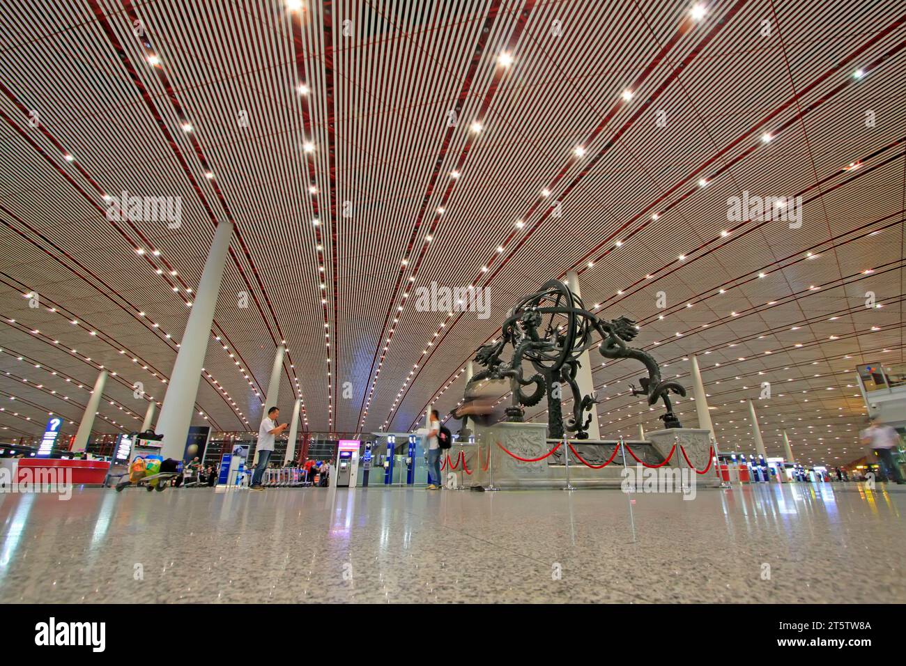 Antico modello a sfera armillare, edificio del terminal T3 dell'aeroporto internazionale della capitale di Pechino, Cina Foto Stock