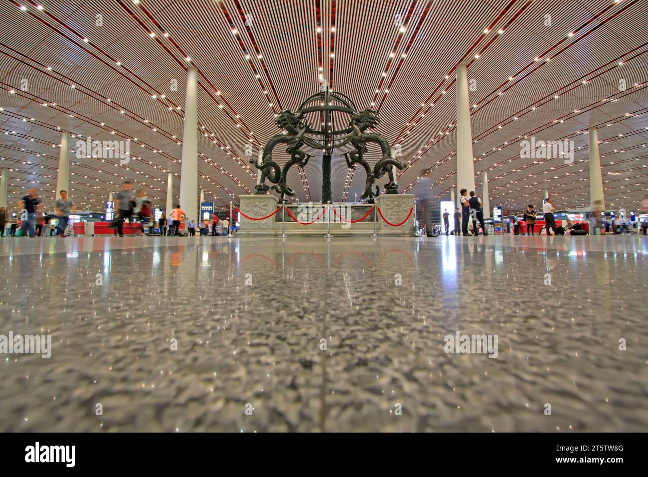 Antico modello a sfera armillare, edificio del terminal T3 dell'aeroporto internazionale della capitale di Pechino, Cina Foto Stock