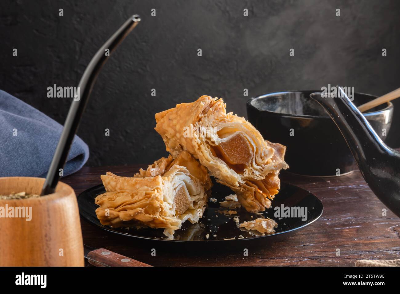 Pastelito argentino tagliato a metà dove è possibile vedere le caramelle di patate dolci all'interno. Foto Stock