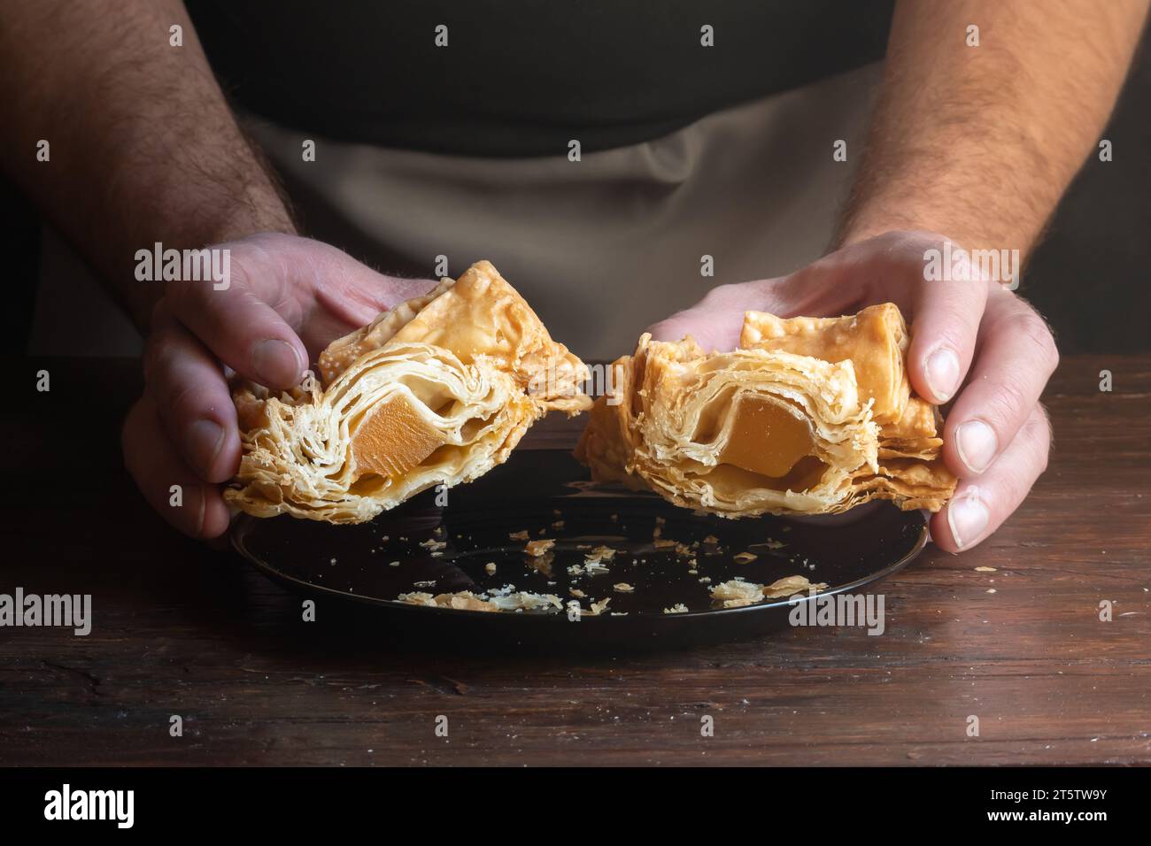 Pastelito argentino tagliato a metà dove è possibile vedere le caramelle di patate dolci all'interno. Foto Stock