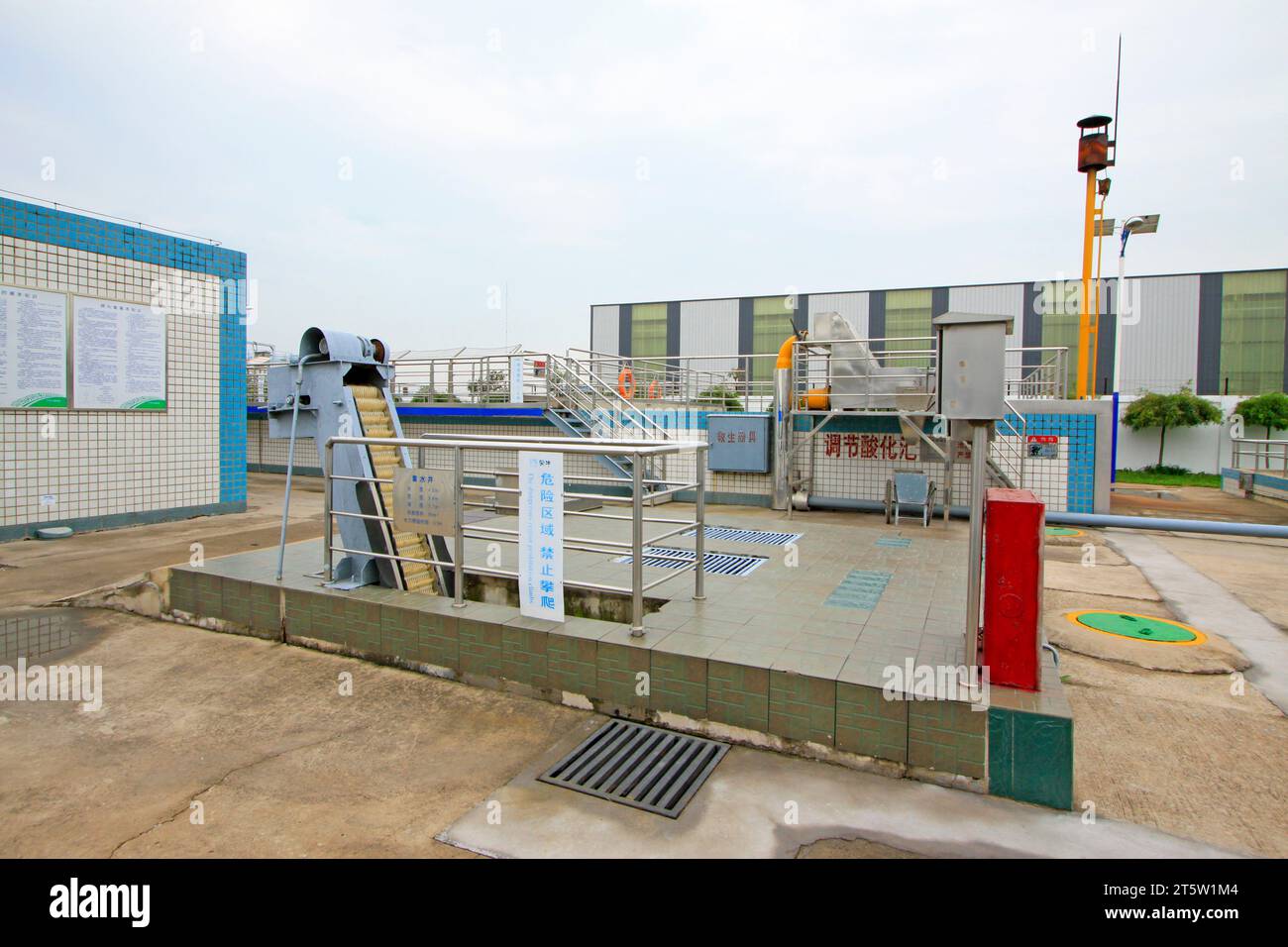 Contea di Luannan - settembre 28: Impianto di trattamento delle acque reflue piscina di riutilizzo dell'acqua in mengniu Dairy Group co., Ltd, il 28 settembre 2015, contea luannana, hebei p Foto Stock