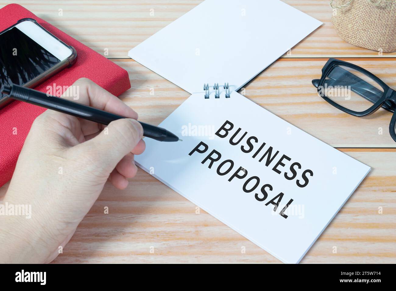 Testo della proposta aziendale scritto su blocco note sul tavolo dell'ufficio. Concetto aziendale. Foto Stock