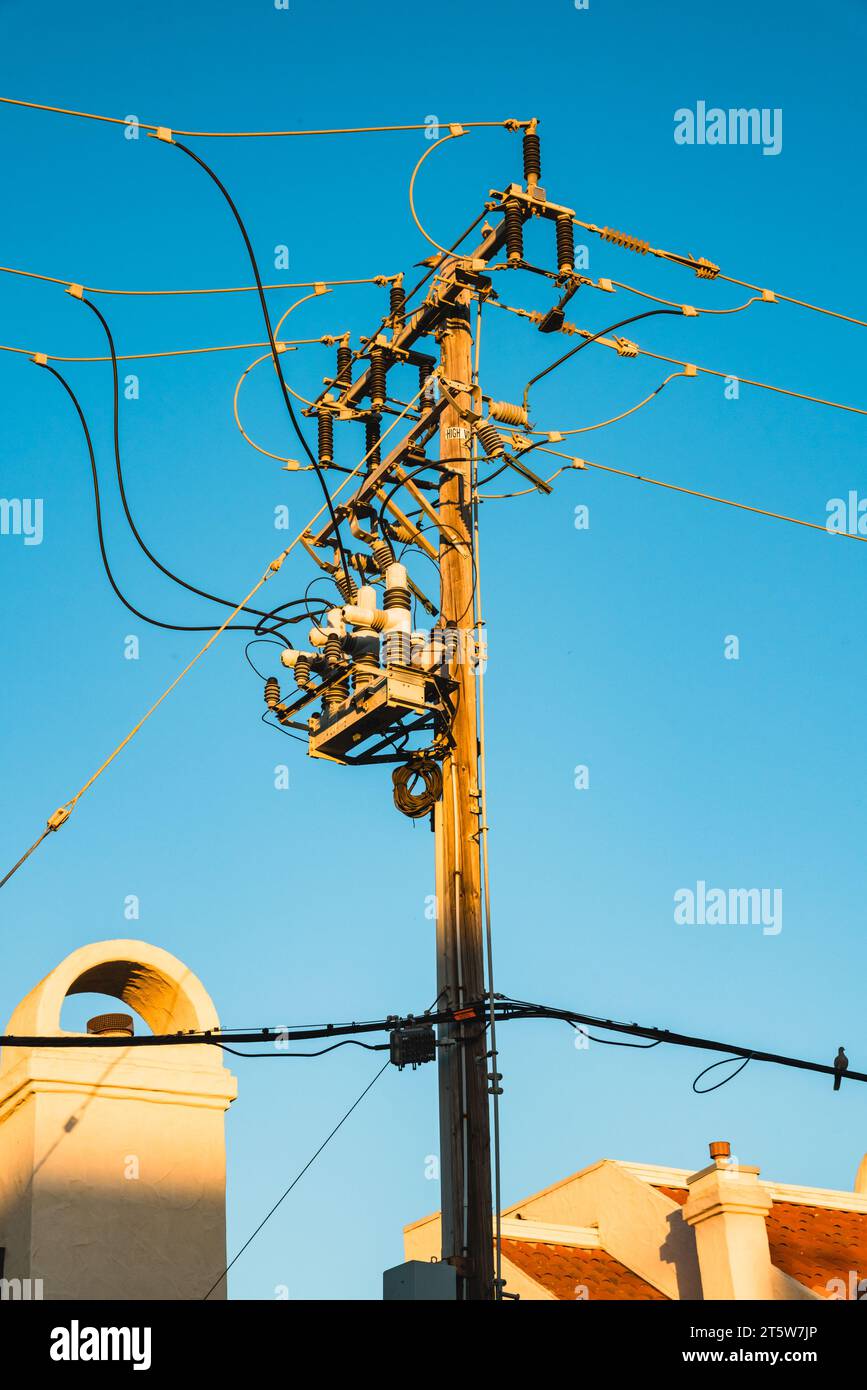 Linea di alimentazione elettrica con cielo blu sullo sfondo Foto Stock