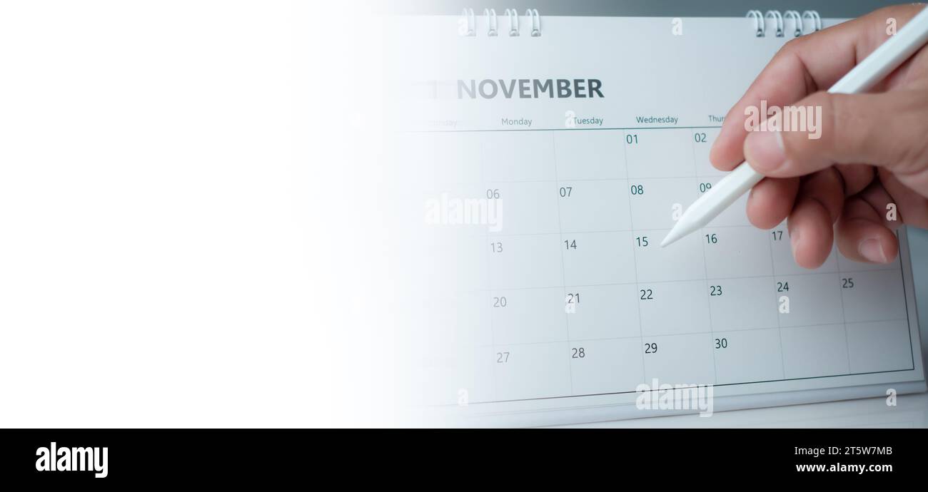 Uomo d'affari che contrassegna le date sul calendario, gestisce il suo programma aziendale, imposta promemoria per appuntamenti importanti, collage creativo per la pianificazione dell'ide Foto Stock