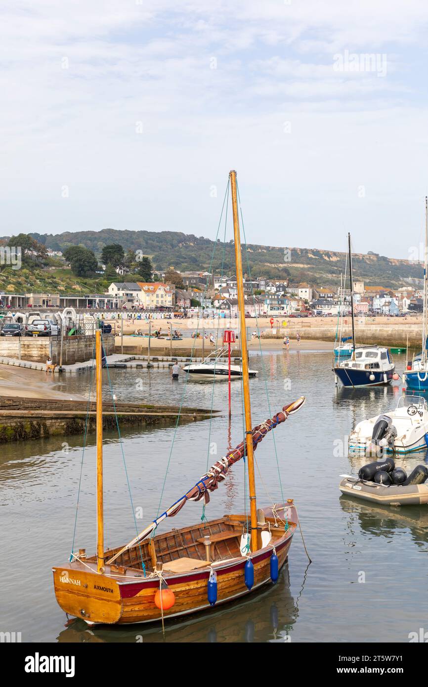 Lyme Regis Dorset città sulla costa inglese, porto e barche yacht ormeggiati nel porto di Lyme Regis, Inghilterra, Regno Unito, 2023 Foto Stock