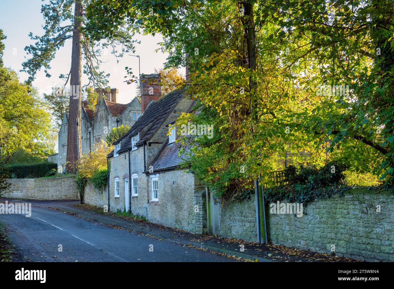 La mattina presto in autunno. Grande Milton, Oxfordshire, Inghilterra Foto Stock