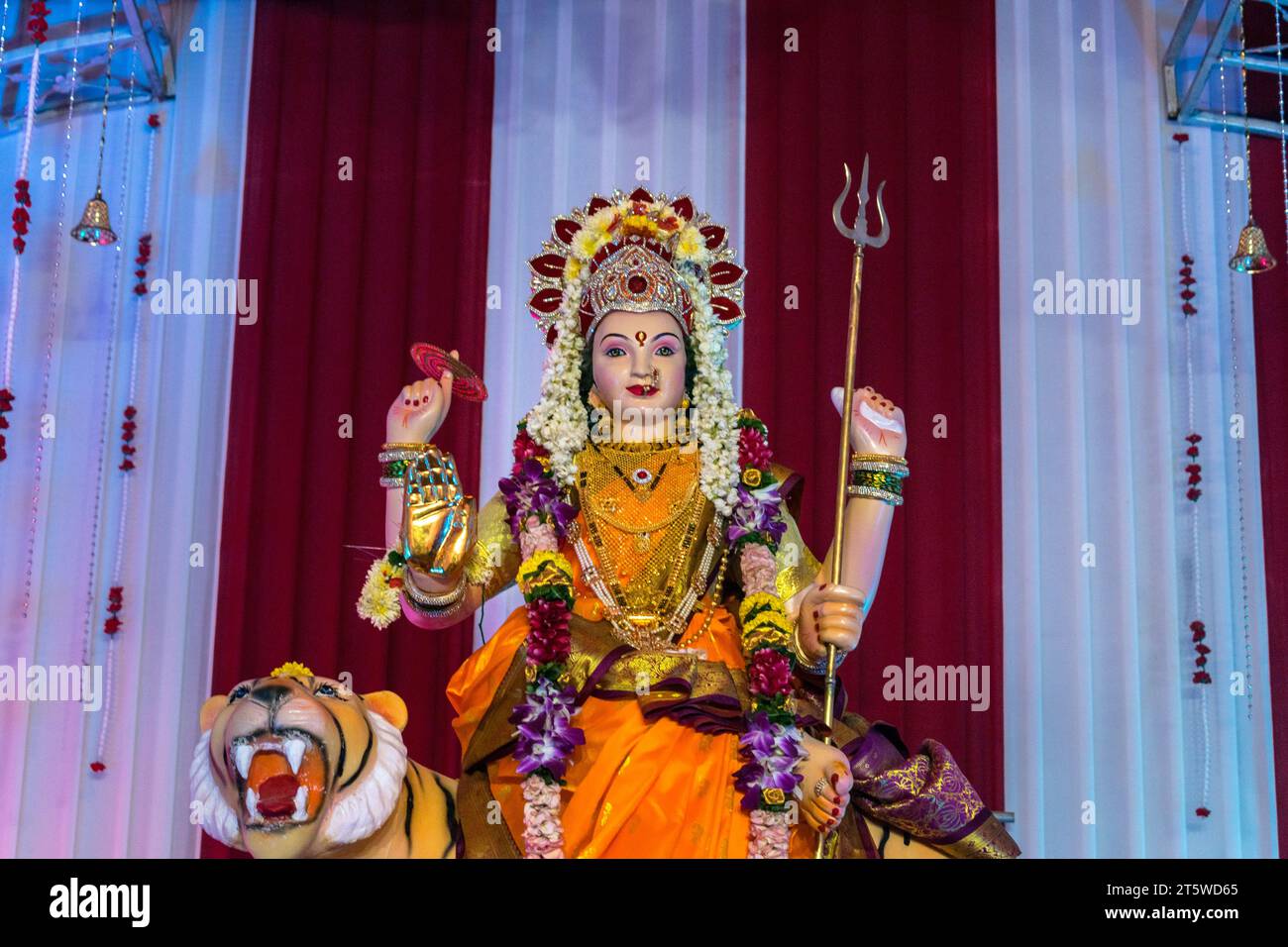 Un bellissimo idolo di Maa Durga adorato in un pandalo durante Navratri a Mumbai, India Foto Stock