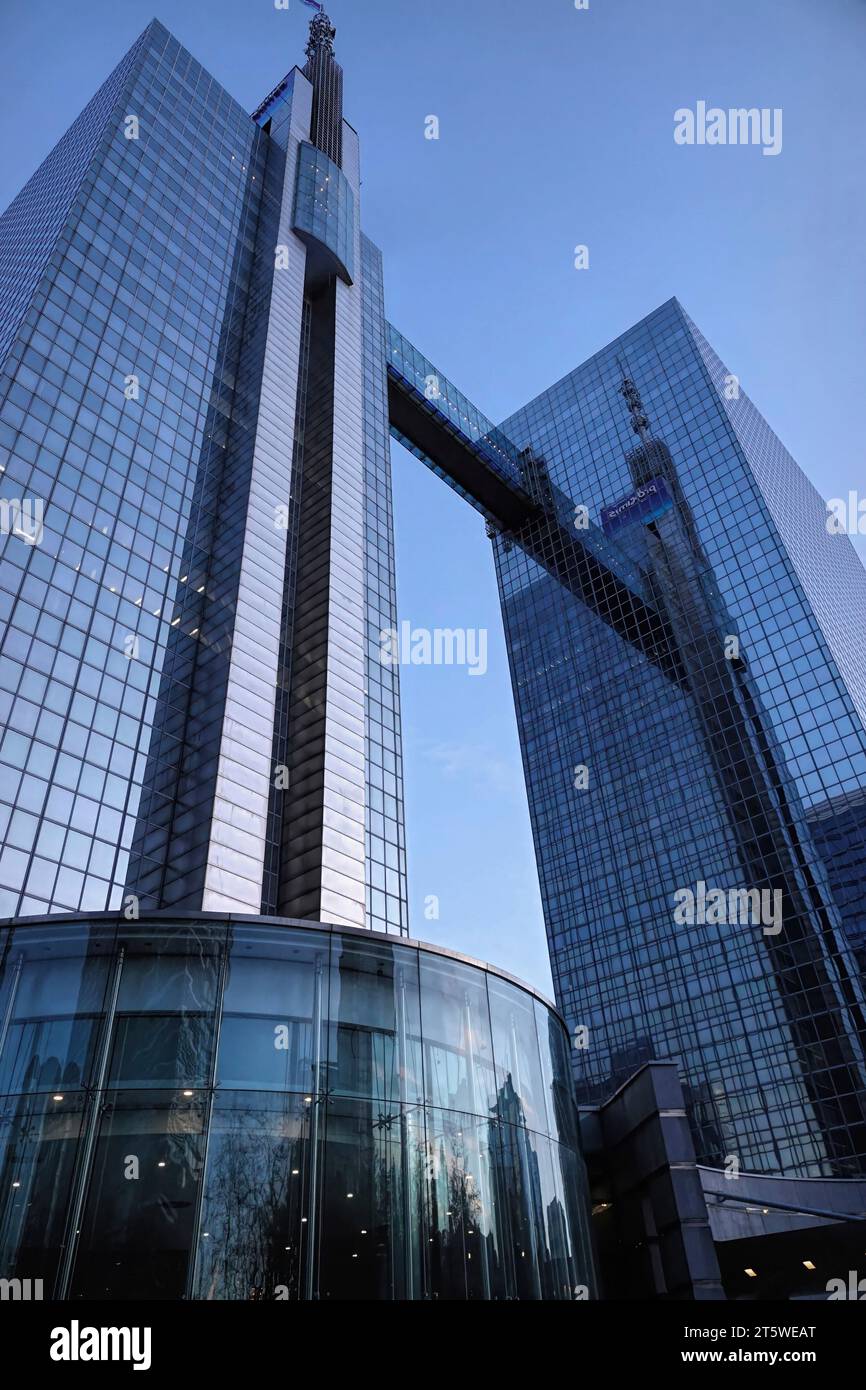 Bruxelles , Brabante, Belgio 11 06 2023 primo piano verticale sul Belgacom, Proximus Twin Towers grattacielo a Bruxelles Nord alla luce del mattino Foto Stock