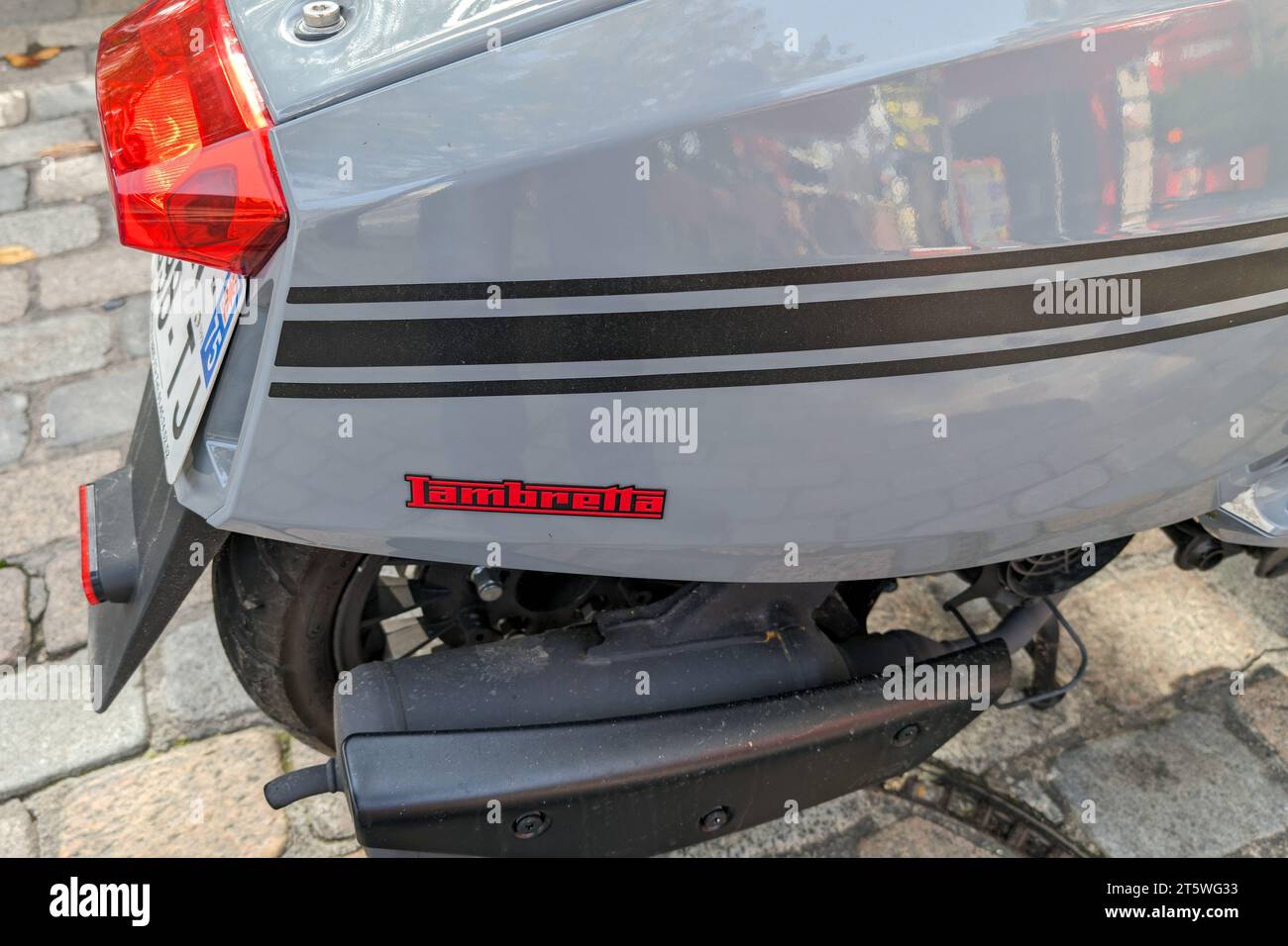 Bordeaux , Francia - 10 31 2023 : lambretta 125 speciale v125 logo rosso marchio e cartello di testo su scooter grigio italia Foto Stock