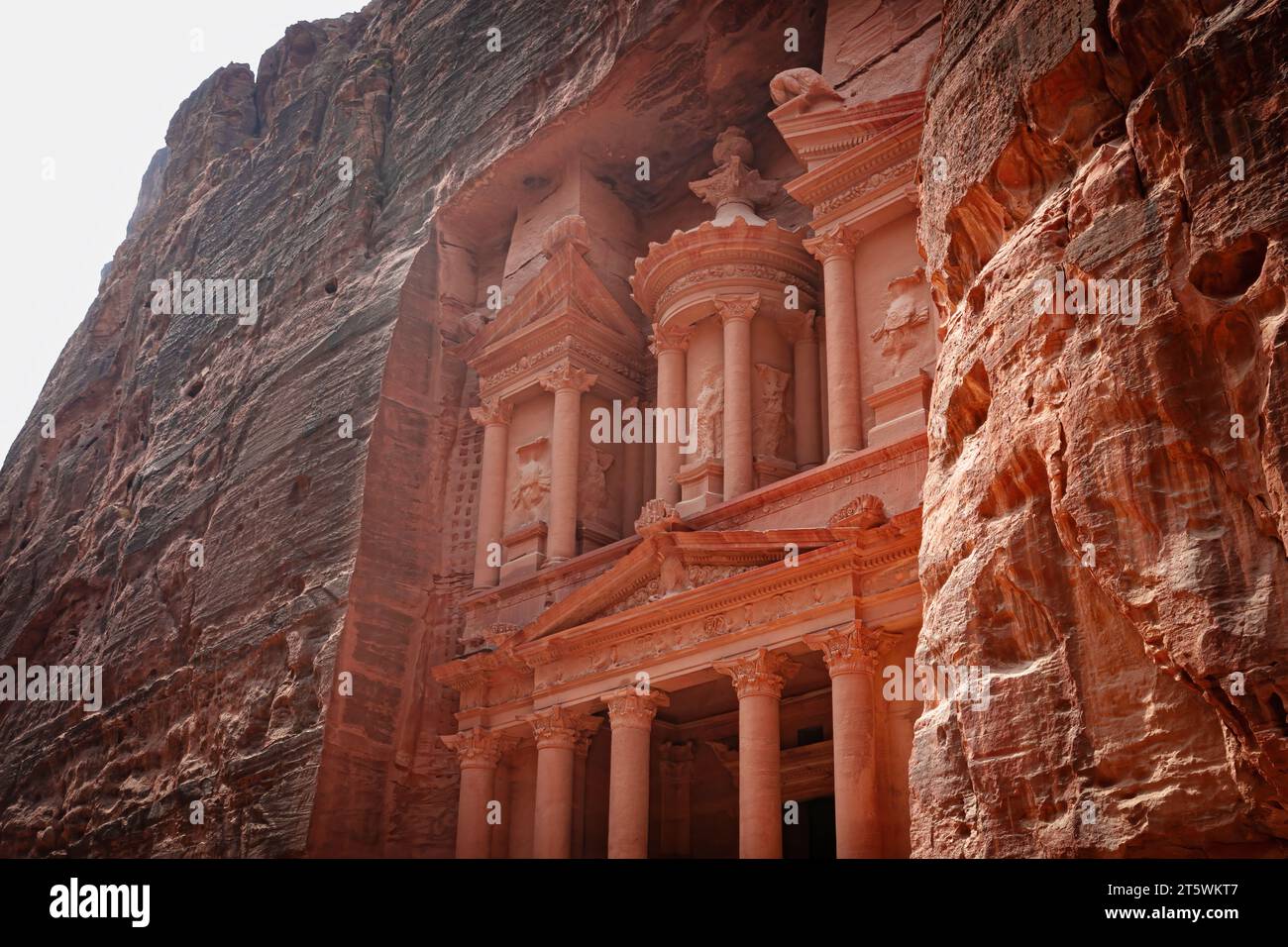 Vista laterale di al-Khazneh (il Tesoro), uno dei templi più elaborati di Petra, Orizzontalmente. Foto Stock