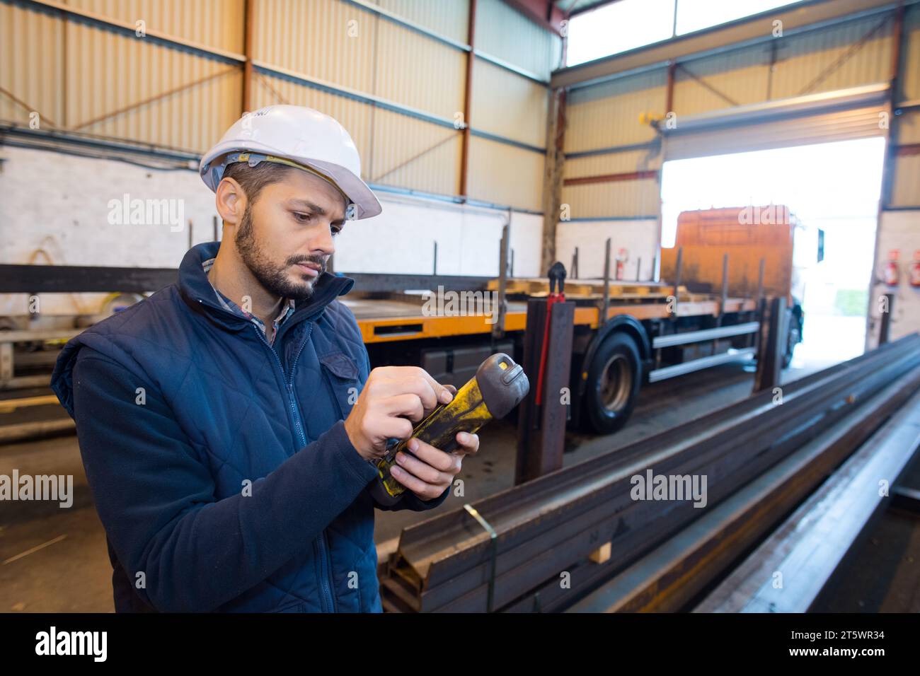 operaio edile in un magazzino Foto Stock