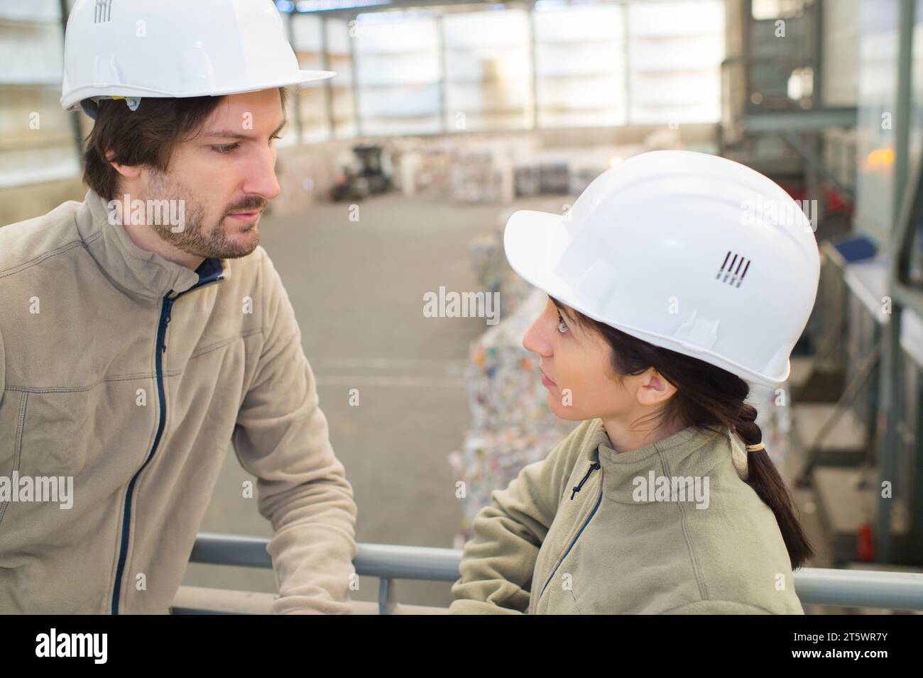 i lavoratori del centro di riciclaggio hanno una conversazione seria Foto Stock