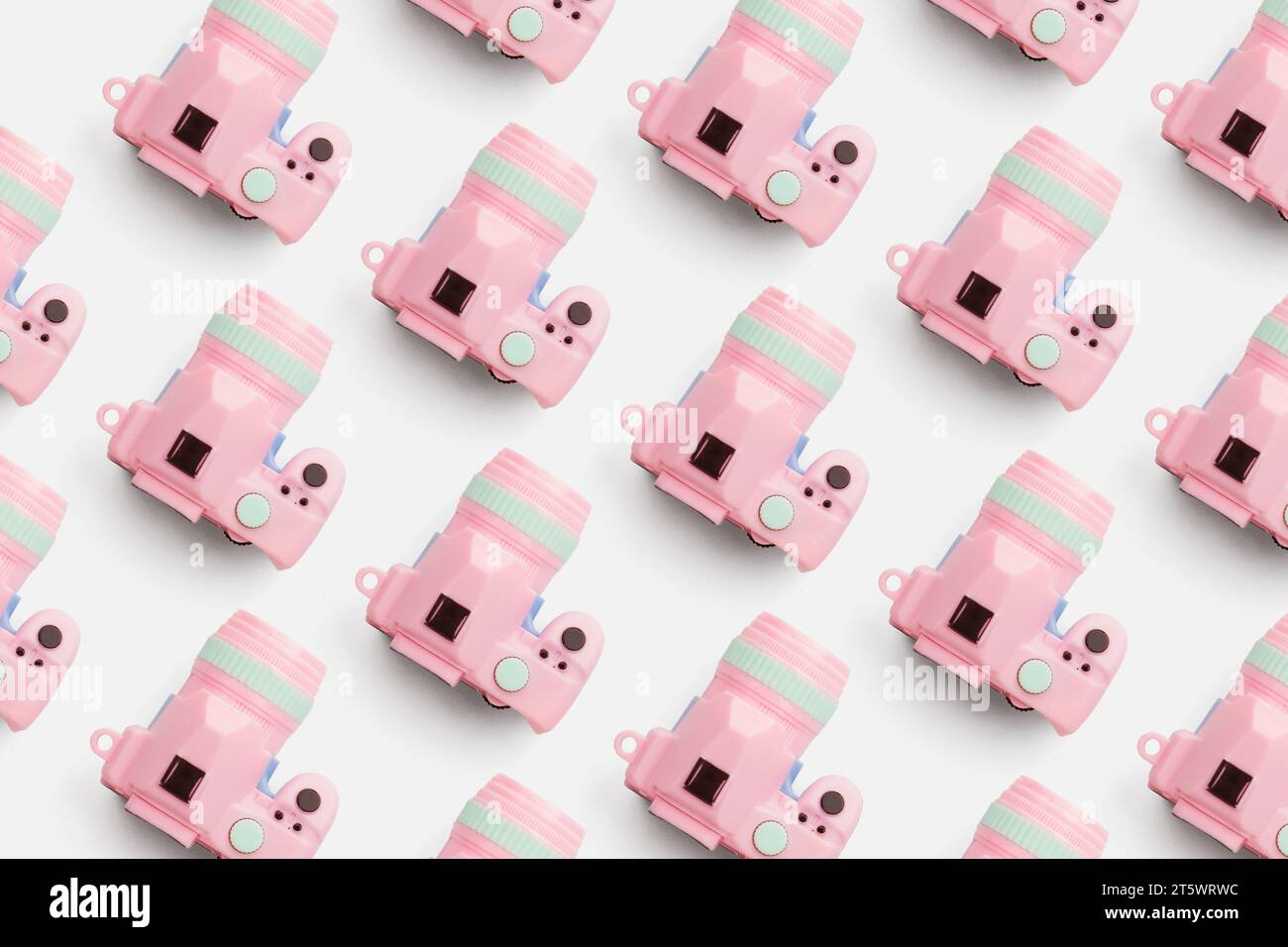 Pattern con fotocamera su sfondo color pastello, vista dall'alto Foto Stock