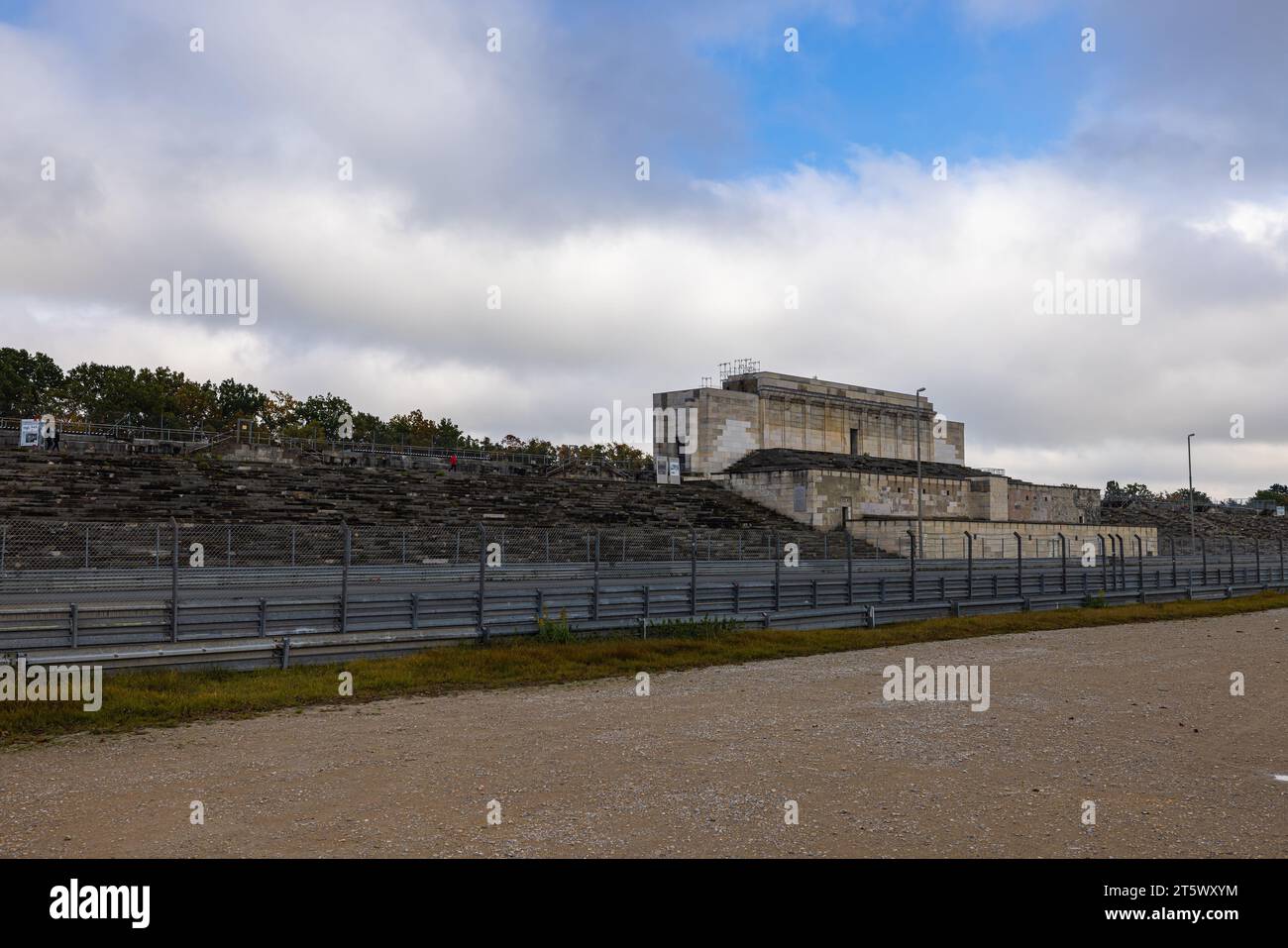 Norimberga, Germania - 25 ottobre 2023: I resti della megalomania tedesca nel terzo Reich, tribuna principale o grande tribuna al campo Zeppelin di Nure Foto Stock