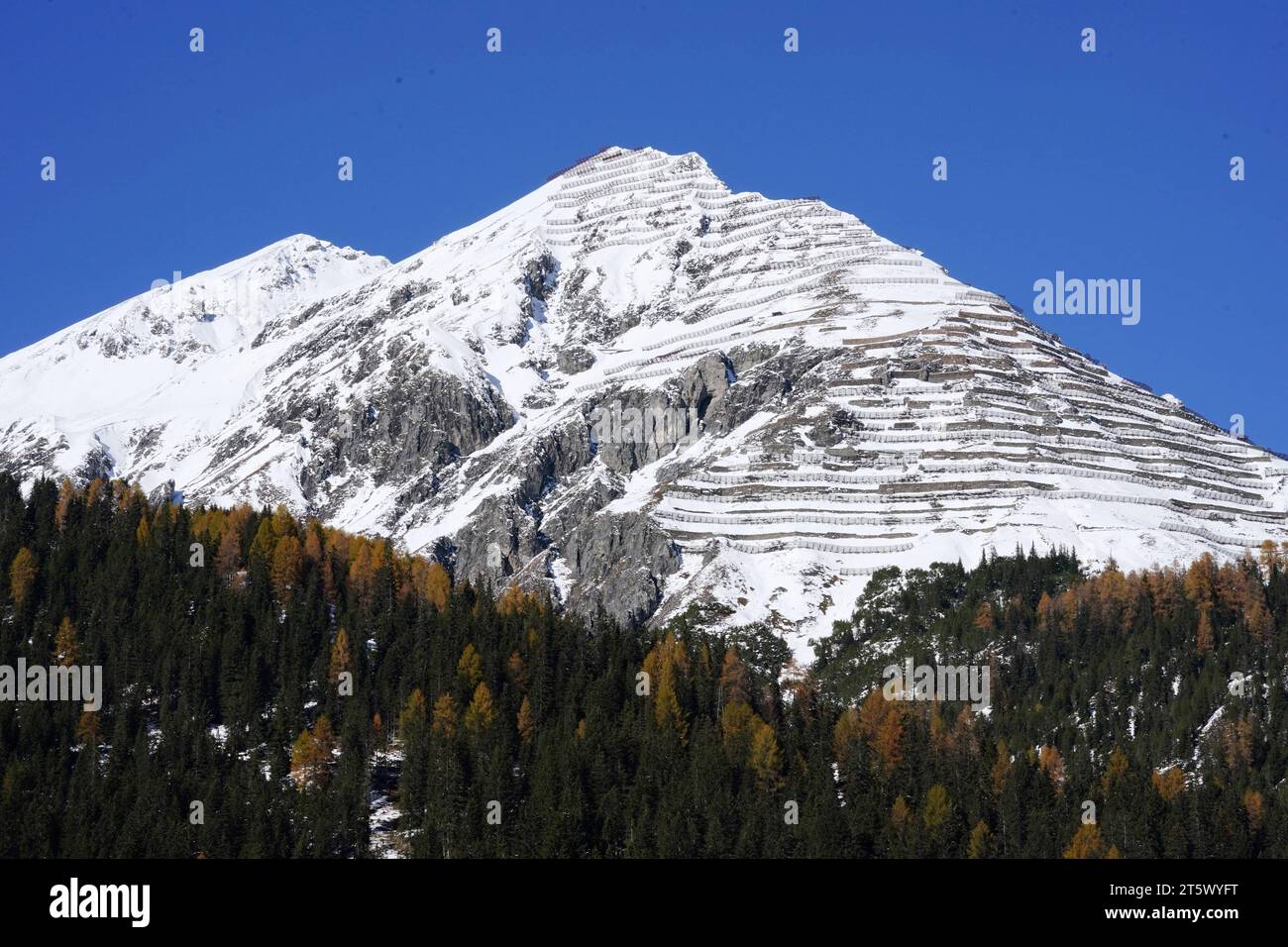 Foto Manuel Geisser 06.11.2023 Bauwerk, Davos Schweiz. Bild : Lawinenverbauungen *** foto Manuel Geisser 06 11 2023 Structure, Davos Svizzera foto barriere valanghe credito: Imago/Alamy Live News Foto Stock