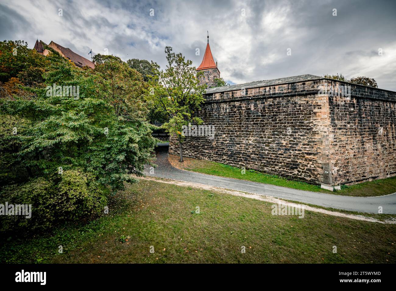 Il Kaiserburg di Norimberga presenta un fossato profondo e protettivo che circonda le sue mura, aggiungendo al suo fascino medievale e al suo significato storico. Imperial ca Foto Stock