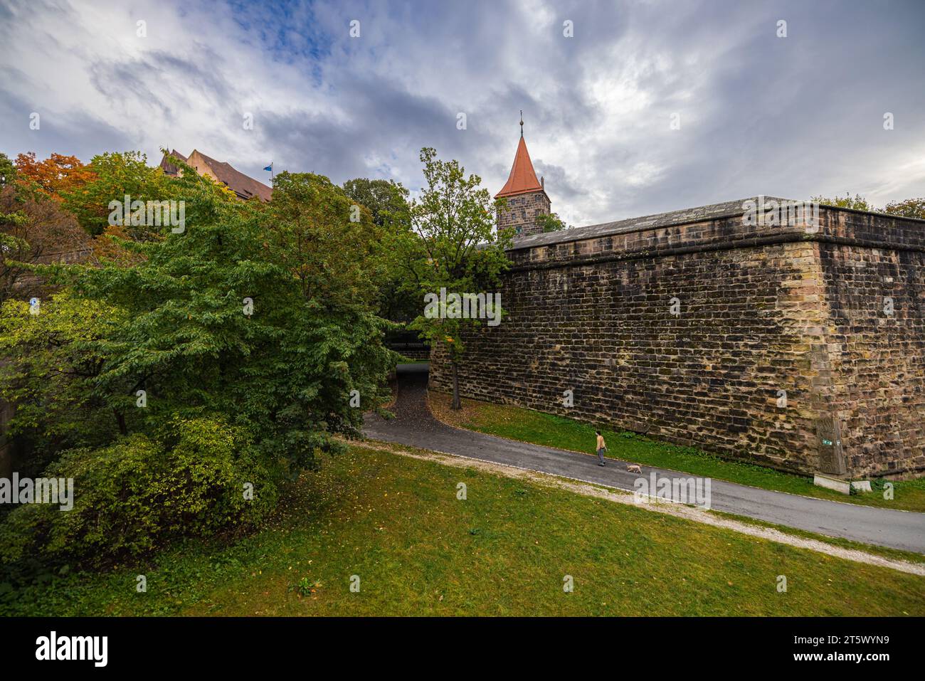 Il Kaiserburg di Norimberga presenta un fossato profondo e protettivo che circonda le sue mura, aggiungendo al suo fascino medievale e al suo significato storico. Imperial ca Foto Stock