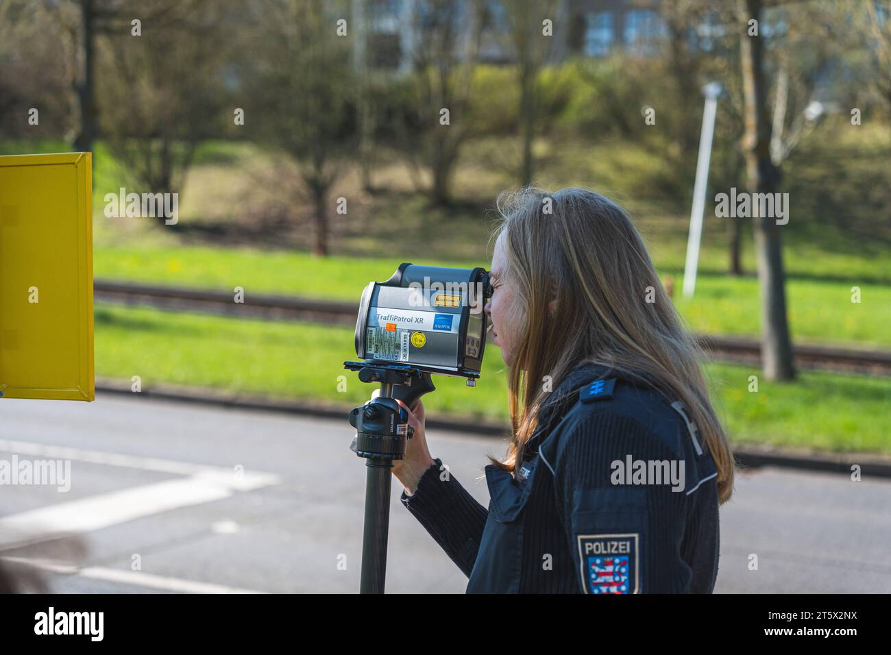 Eine Polizistin nutzt ein Lasermessgerät an einer Hauptstraße in Gera, um die Geschwindigkeit der Fahrzeuge zu überprüfen. 21.04.2023 Foto Stock