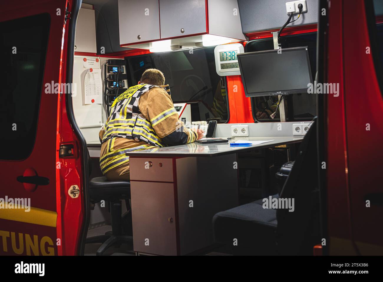 Ein Feuerwehrmann arbeitet in einem Einsatzleitwagen 1 (ELW 1) bei einem Dachstuhlbrand. AM 06.11.2022 Foto Stock