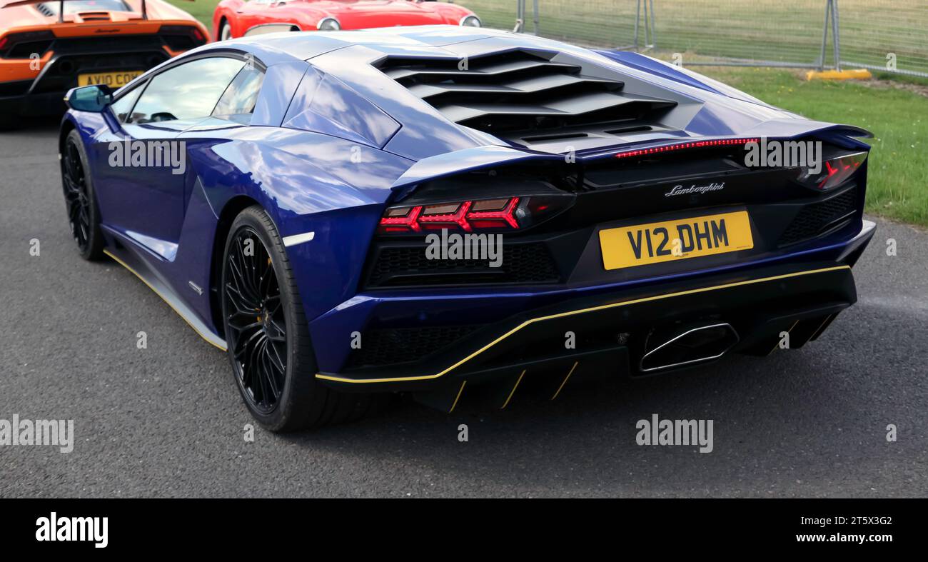 Vista posteriore da tre quarti di una Lamborghini Aventidore V12 Blue, 2017, che esce dall'arena dal vivo, al British Motor Show del 2023 Foto Stock