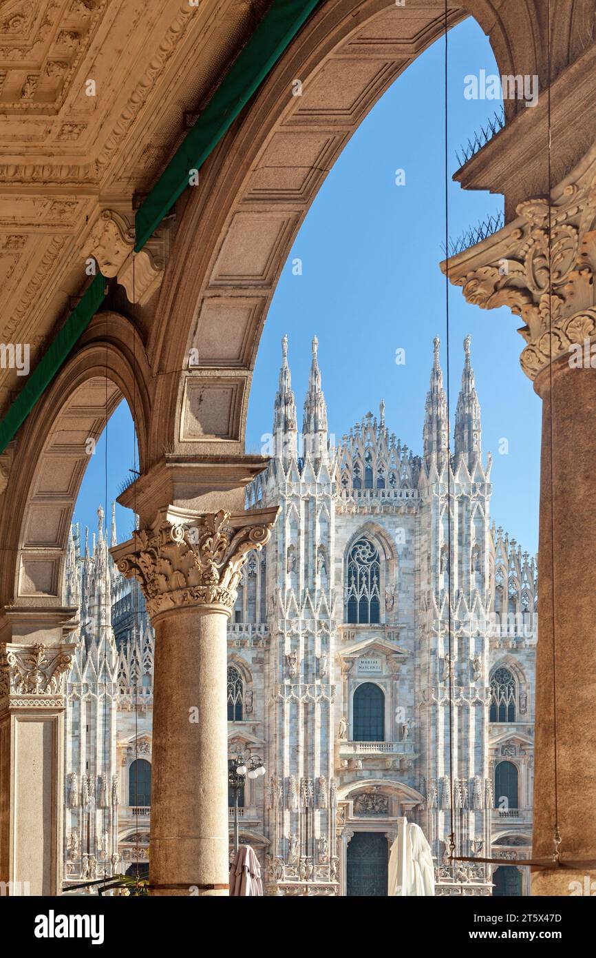Vista della Cattedrale di Milano, o del Duomo, attraverso uno degli archi della Galleria Vittorio Emanuele II Il Duomo è il più famoso punto di riferimento di Milano. Foto Stock