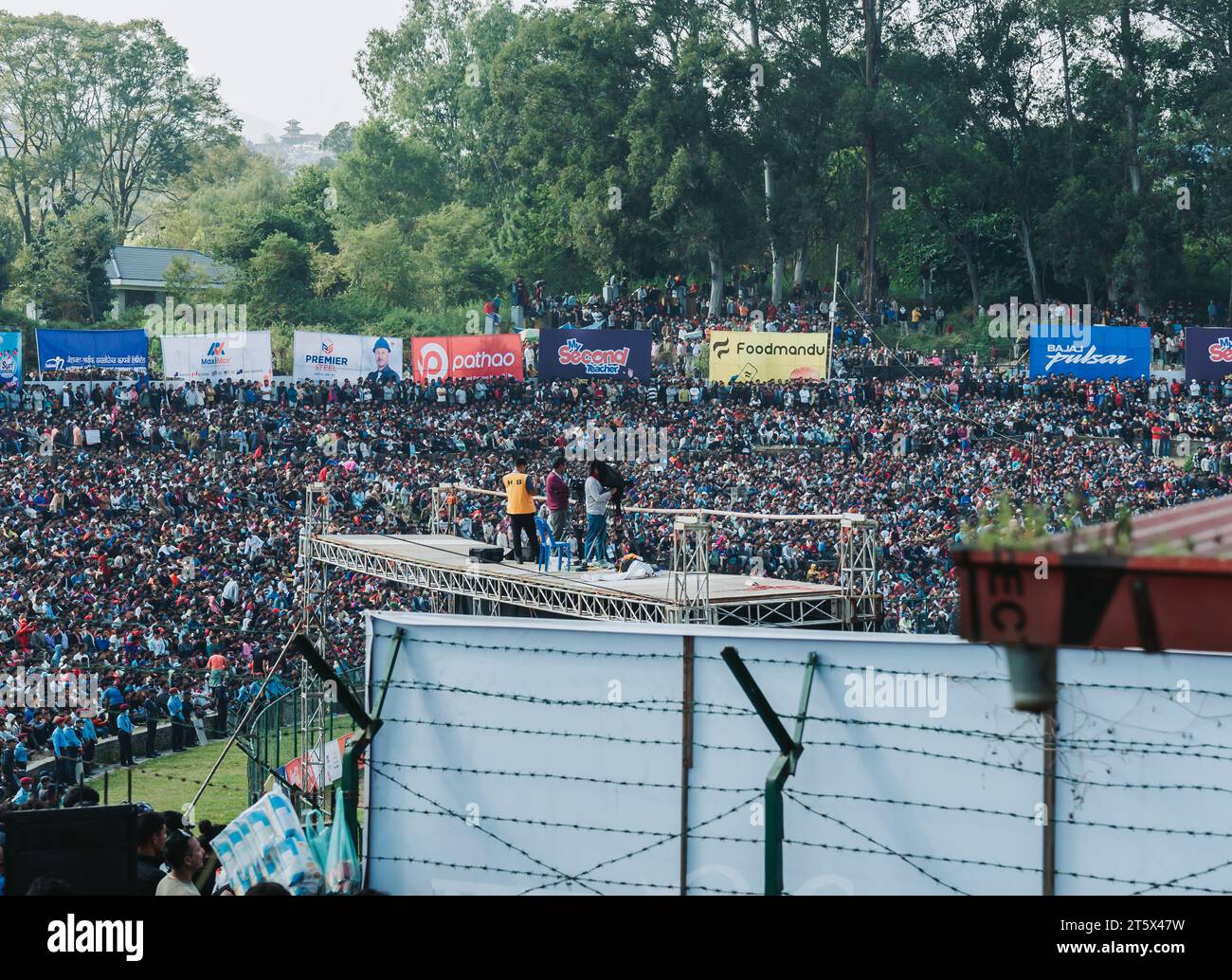 kathmandu, Nepal - 5 novembre 2023: I fan pazzi nepalesi di cricket assistono alla partita di qualificazione della Coppa del mondo T20 tra Nepal e Oman nel Tribhuvan interna Foto Stock