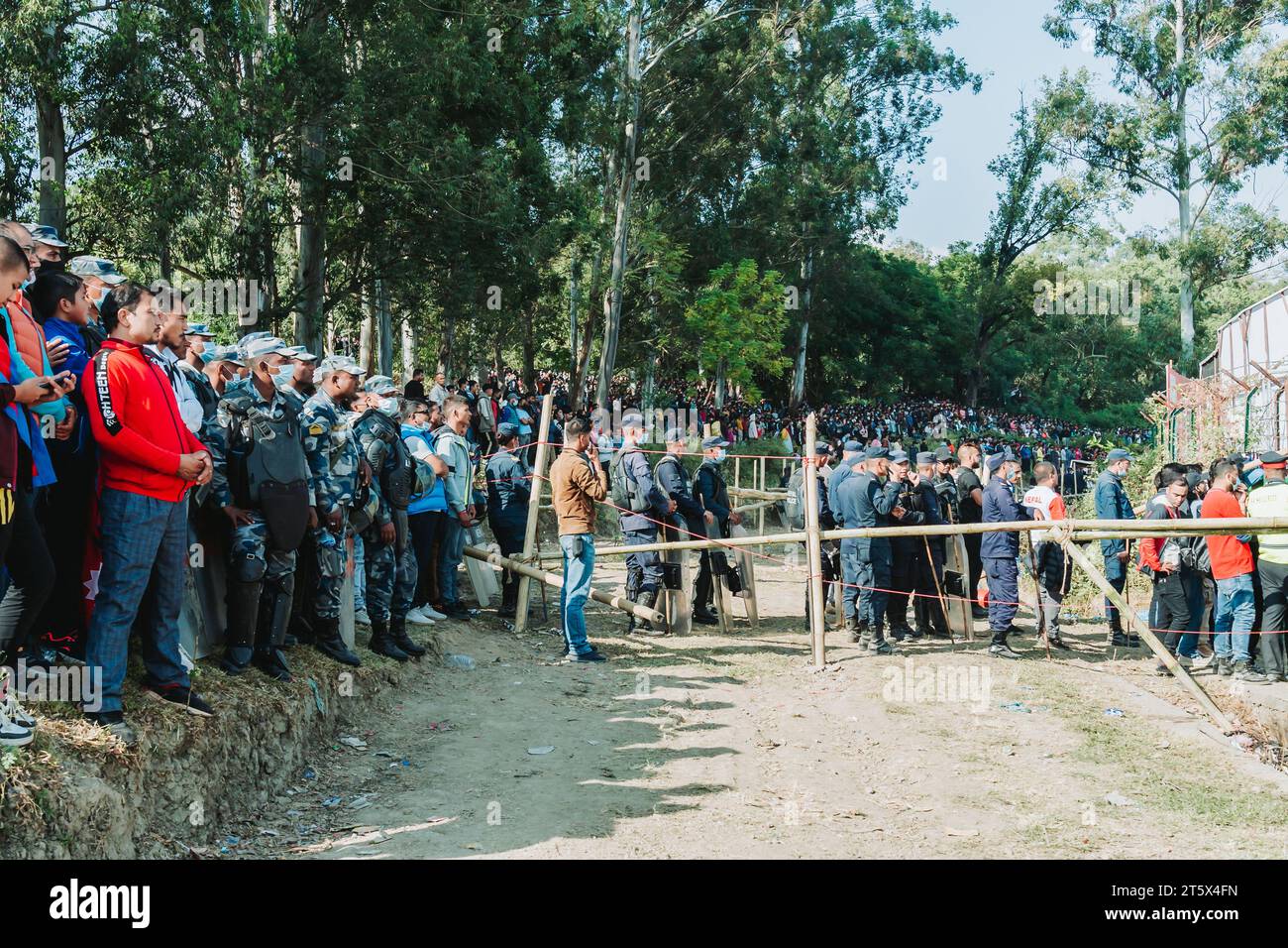 kathmandu, Nepal - 5 novembre 2023: I fan pazzi nepalesi di cricket assistono alla partita di qualificazione della Coppa del mondo T20 tra Nepal e Oman nel Tribhuvan interna Foto Stock