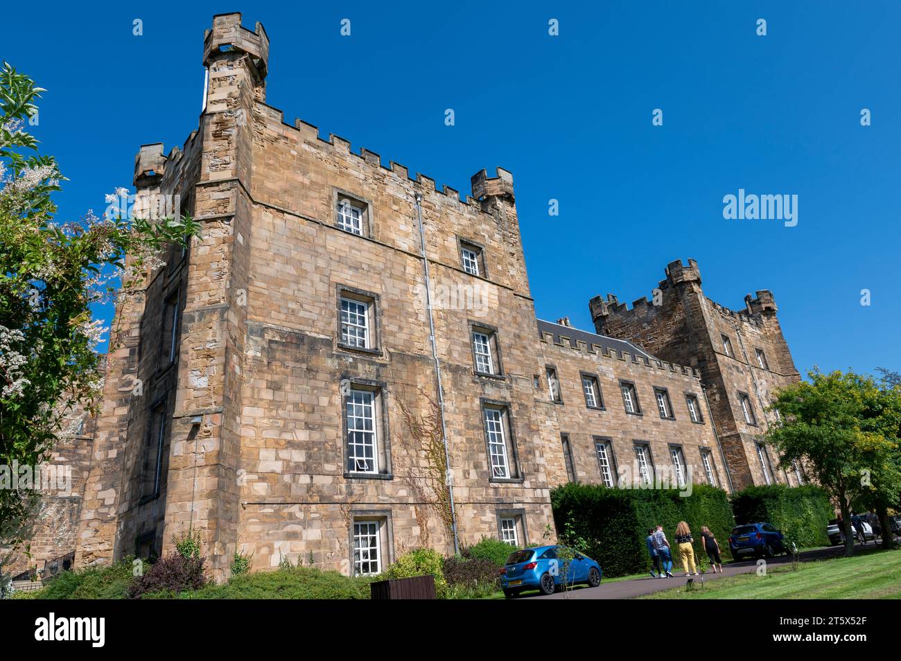 Il castello di Lumley è un castello quadrangolare del XIV secolo a Chester-le-Street nel nord dell'Inghilterra, Foto Stock