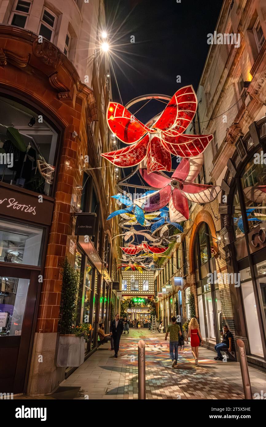 Decorazioni di strada, Slingsby Place, a Long acre, Londra Foto Stock
