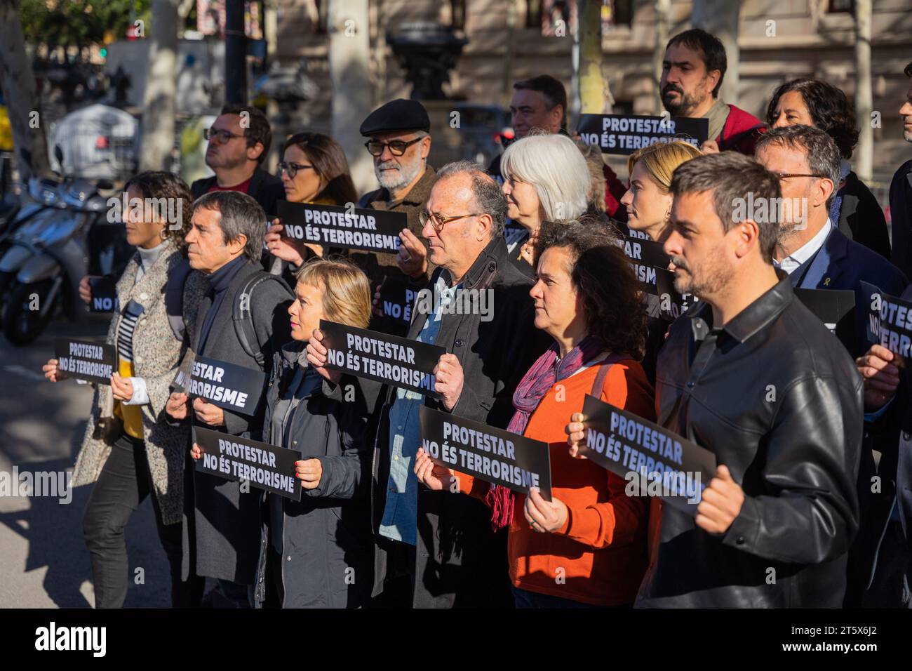 Barcellona, Barcellona, Spagna. 7 novembre 2023. I partiti politici EN ComÃº Podem, CER, JuntsXCat e la COPPA e associazioni come 'mnium Cultural si sono incontrate al TSJC sotto lo slogan ''protestare non è un crimine''' per scattare una foto di gruppo e denunciare il nuovo interlocutore del giudice GarcÃ-a-CastellÃ³n della Corte nazionale citando diverse persone come indagate per terrorismo nel caso democratico dello tsunami. Jaume Asens (EN ComÃº Podem), Raquel Sans Guerra (ERC), Josep Rius (JuntsXCat), Dolors Sabaté (CUP), tra gli altri, hanno partecipato alla foto. Crediti: ZUMA Press, Inc./Alamy Live News Foto Stock