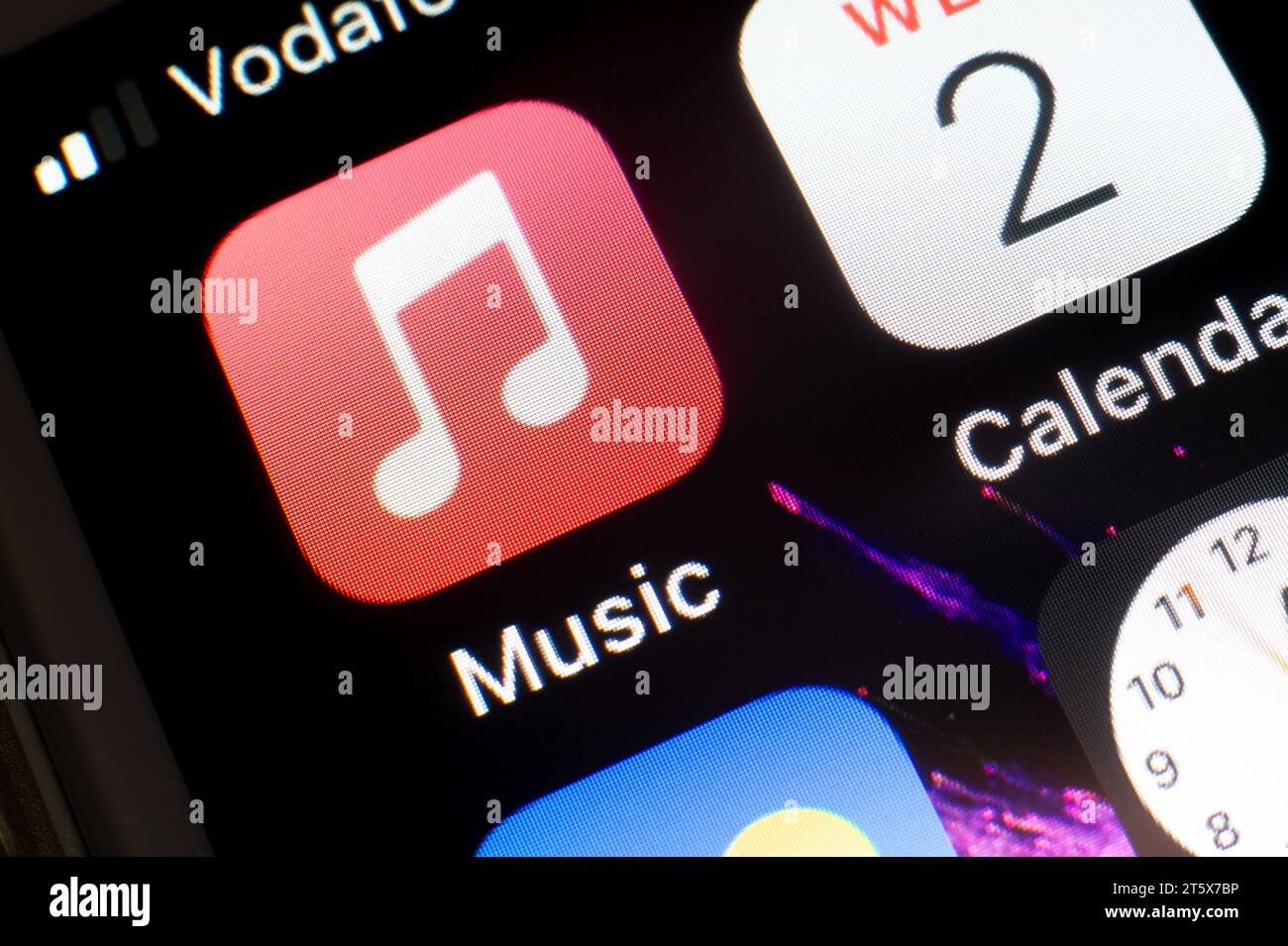 OSTRAVA, REPUBBLICA CECA - 2 AGOSTO 2023: Icona del servizio di streaming Apple Music su smartphone iOS, reso più costoso di recente Foto Stock