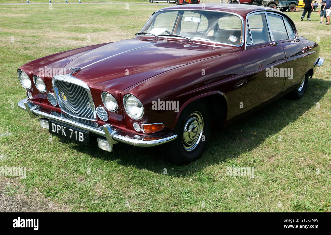 Vista frontale di tre quarti di una Maroon del 1964, Jaguar Mark X, in mostra al Salone dell'automobile di Bristol del 2023 Foto Stock